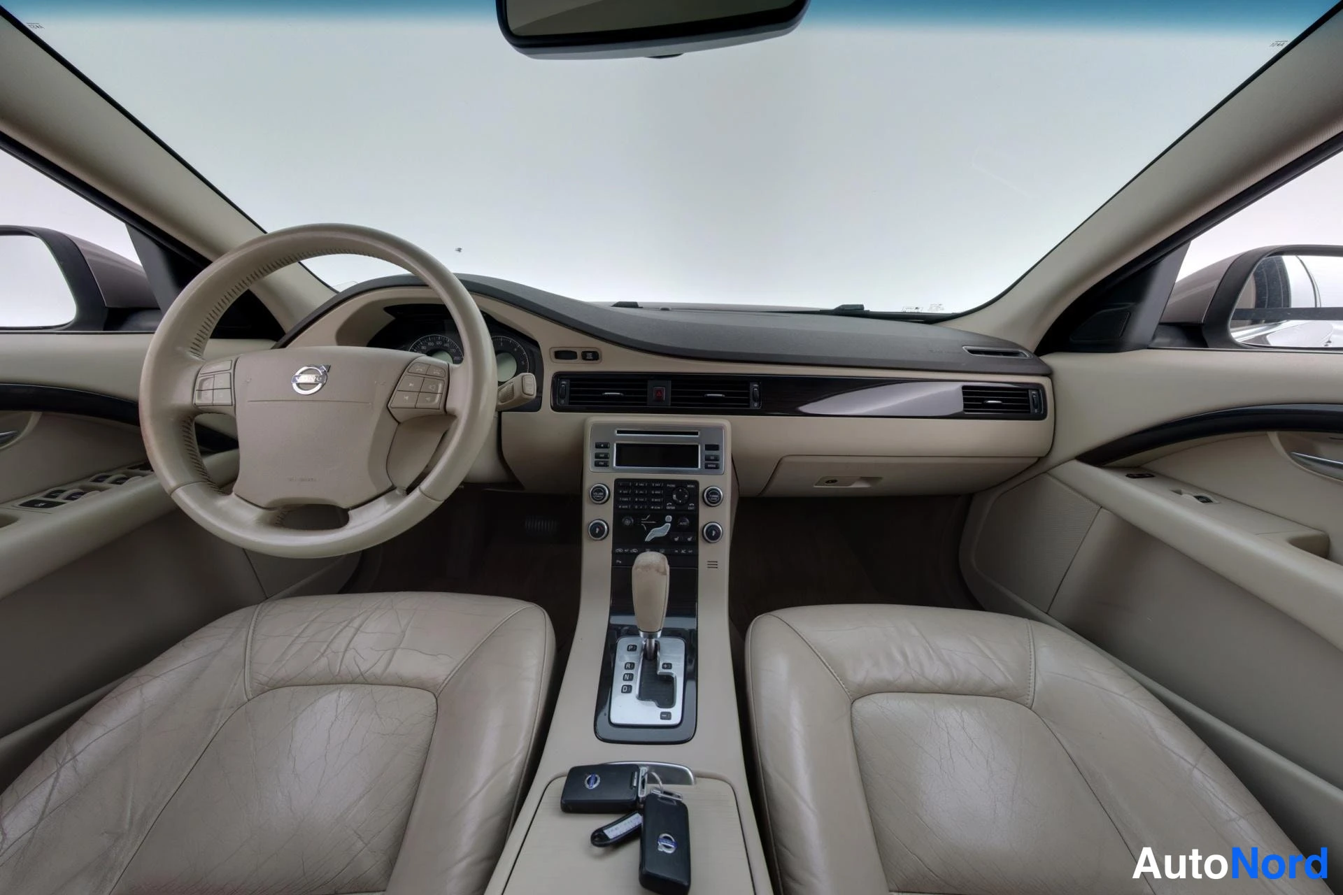 Harmaa Volvo V70 2008, ohjaamo, kuva 8