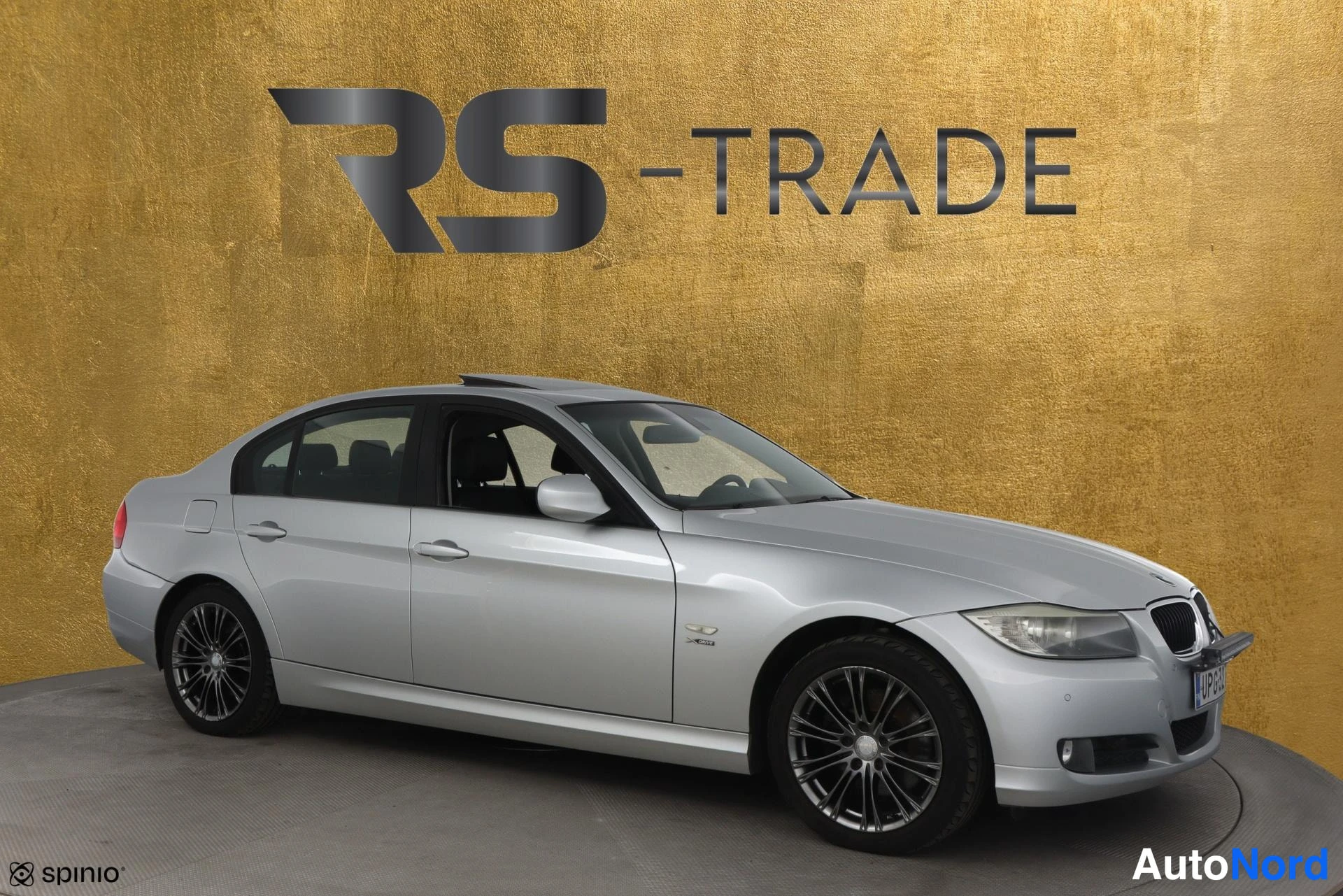 Harmaa BMW 320d xDrive 2009, etuviisto, keula oikealle, kuva 2