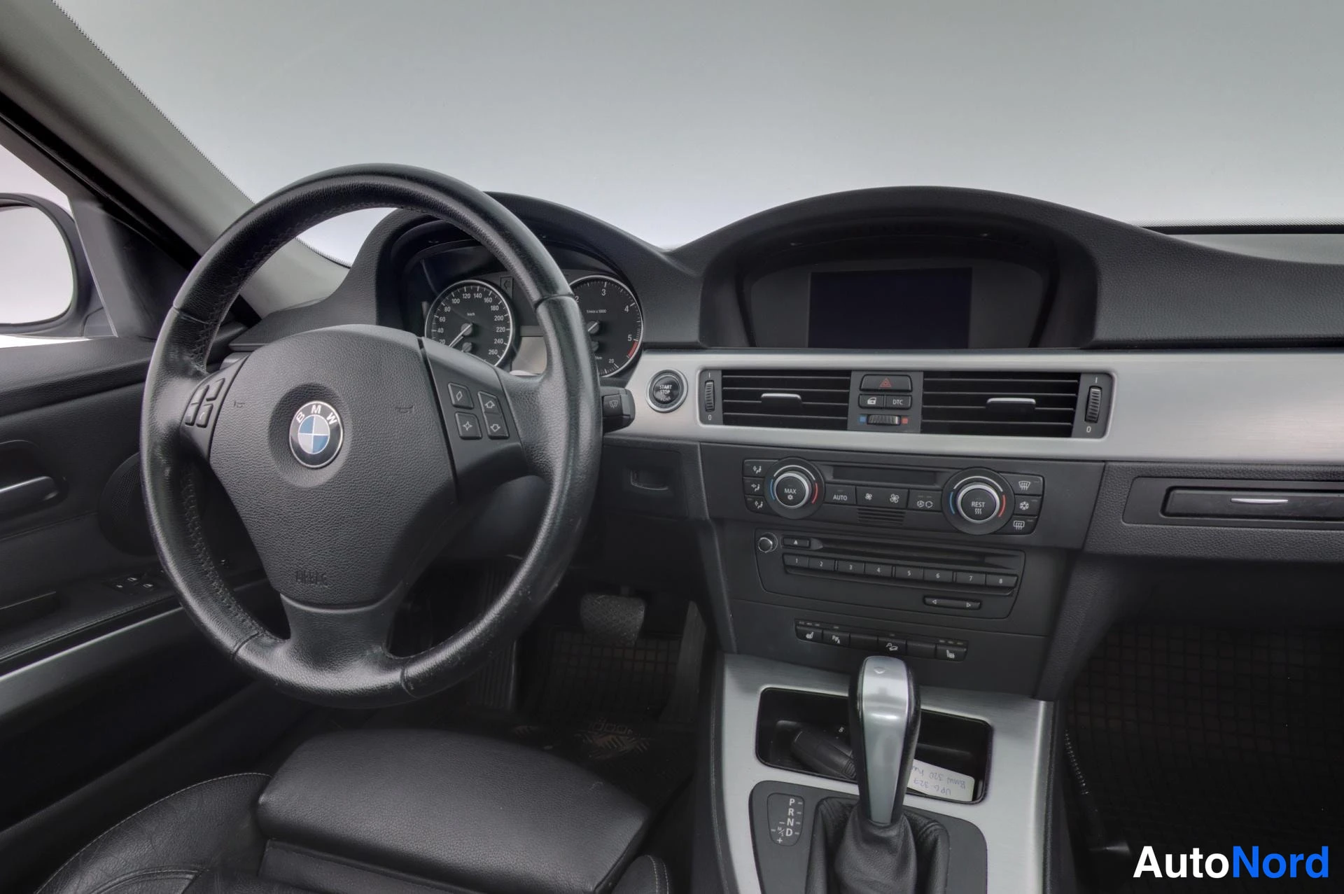 Harmaa BMW 320d xDrive 2009, ohjaamo, kuva 8