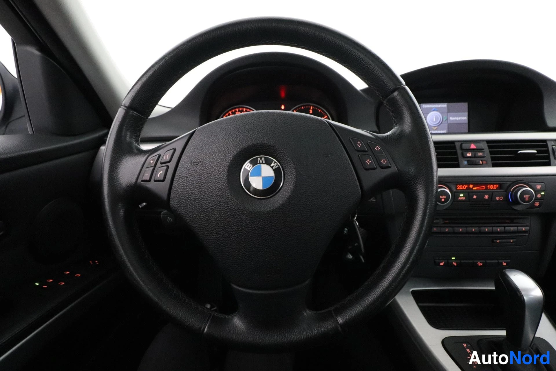 Harmaa BMW 320d xDrive 2009, ohjaamo, kuva 9