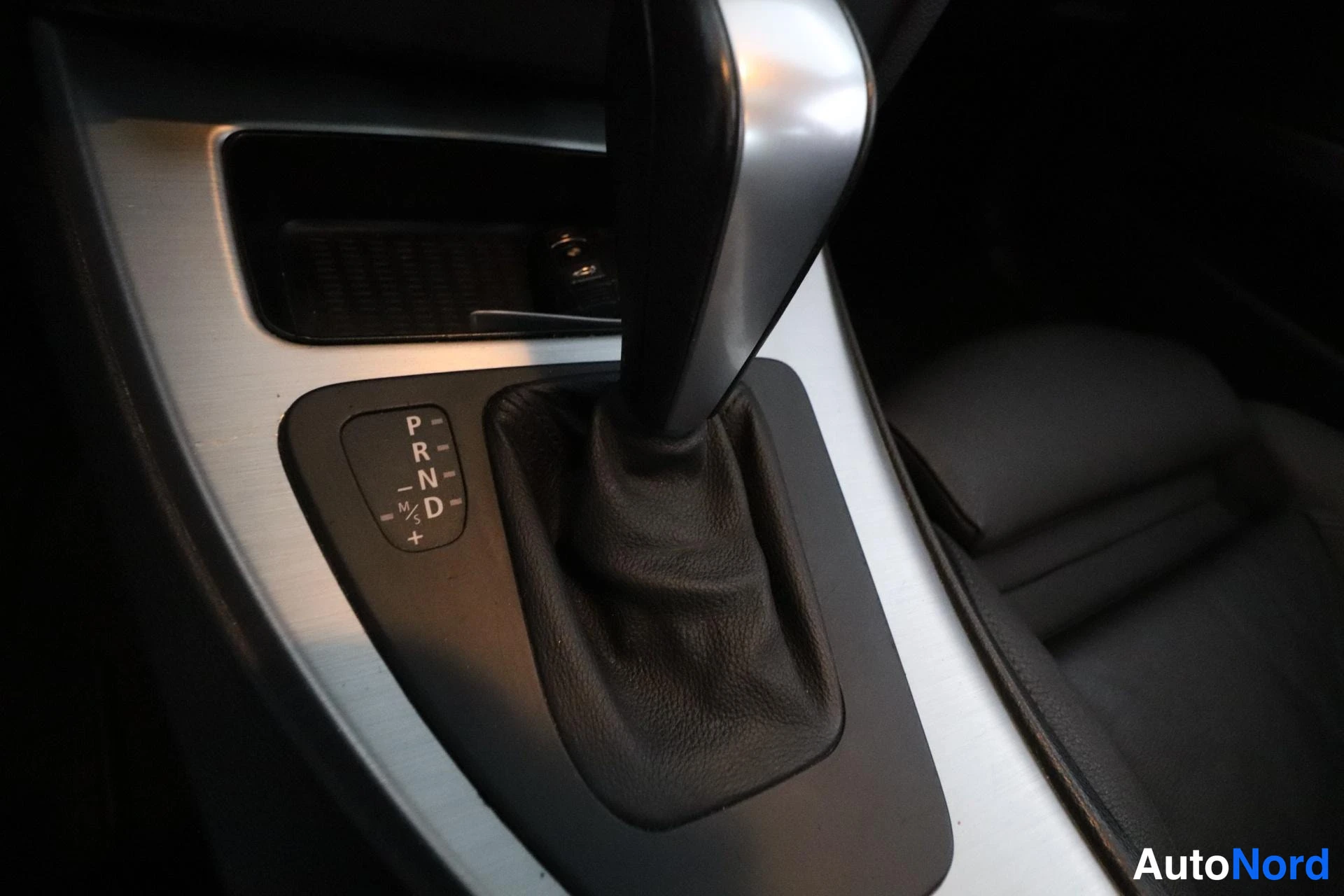 Harmaa BMW 320d xDrive 2009, yksityiskohta, kuva 25