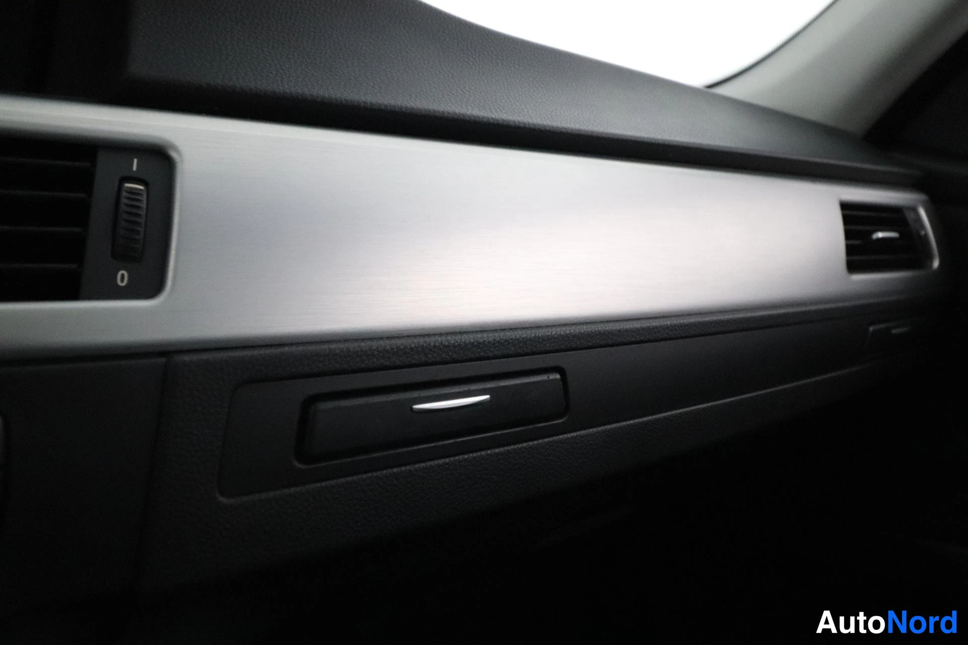 Harmaa BMW 320d xDrive 2009, yksityiskohta, kuva 27