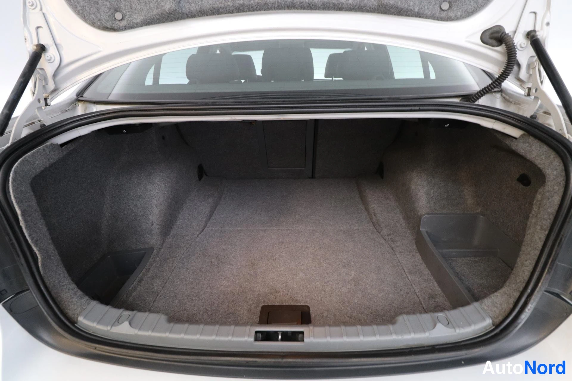 Harmaa BMW 320d xDrive 2009, tavaratila, kuva 14
