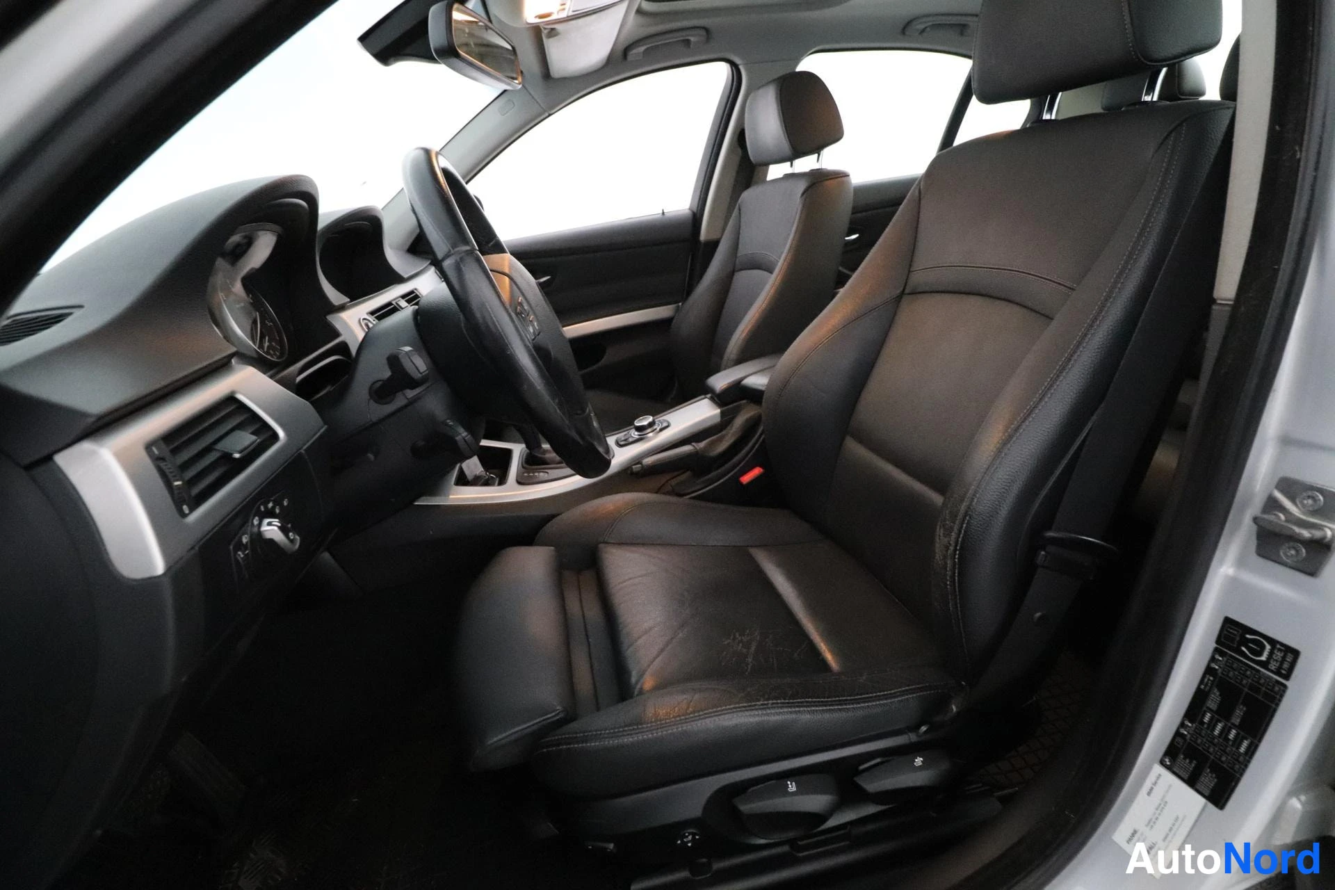 Harmaa BMW 320d xDrive 2009, etuistuimet, kuva 11