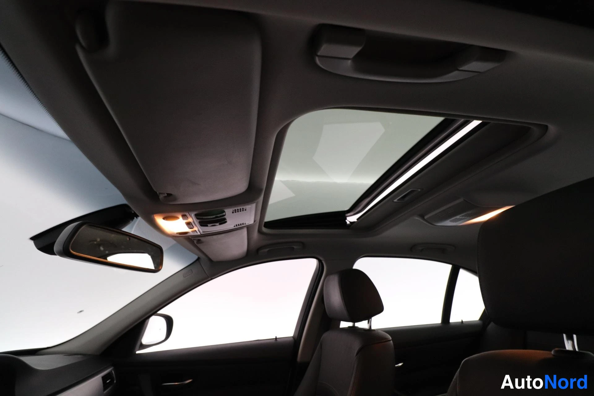 Harmaa BMW 320d xDrive 2009, yksityiskohta, kuva 16