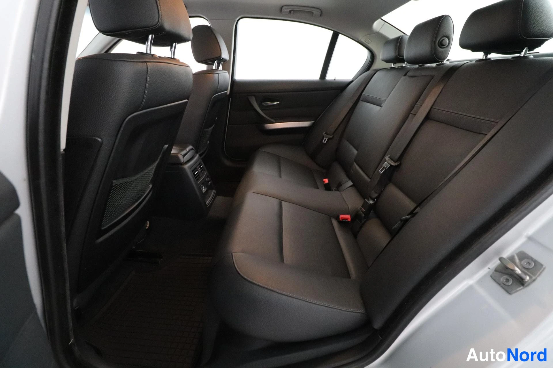 Harmaa BMW 320d xDrive 2009, takaistuimet, kuva 13
