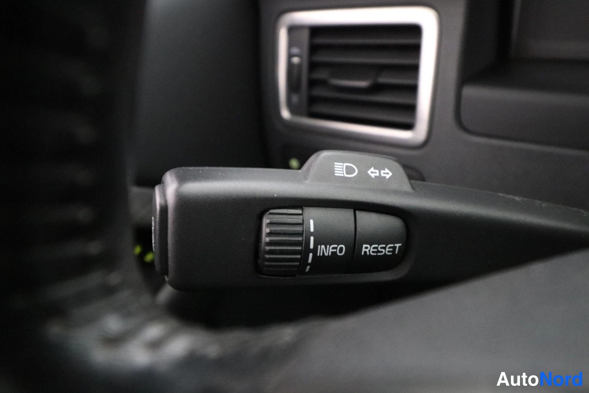 Musta Volvo V70 2008, yksityiskohta, kuva 16