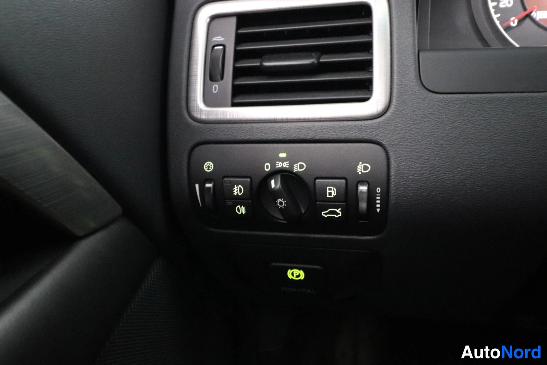 Musta Volvo V70 2008, yksityiskohta, kuva 21