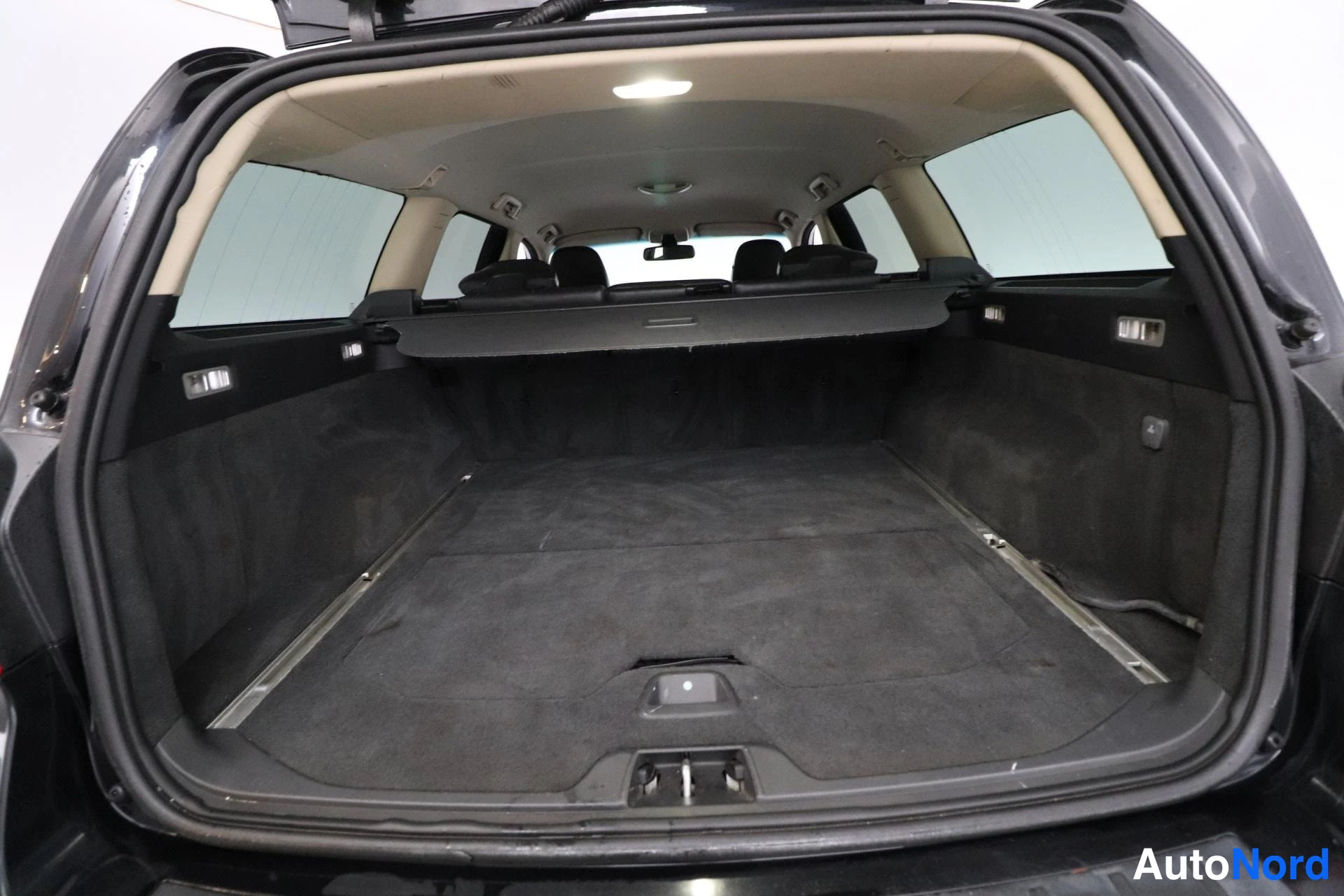 Musta Volvo V70 2008, tavaratila, kuva 11