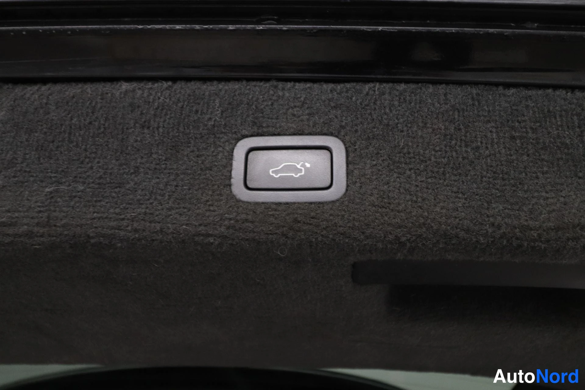 Musta Volvo V70 2008, yksityiskohta, kuva 28