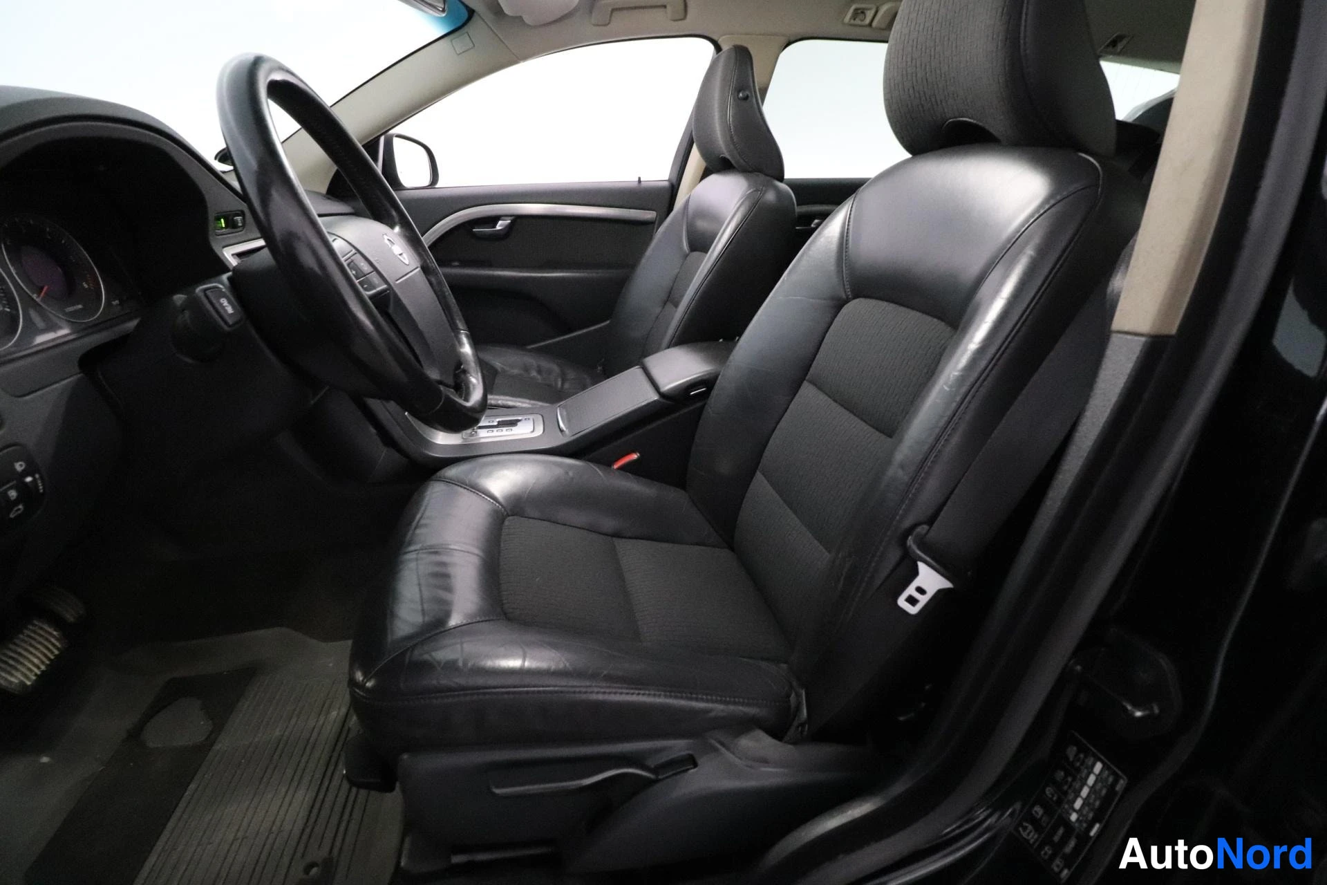 Musta Volvo V70 2008, etuistuimet, kuva 8