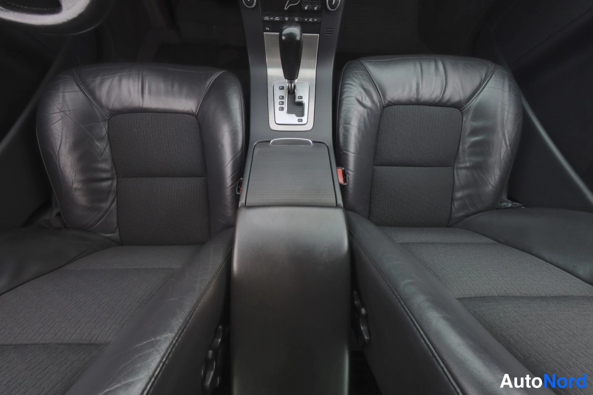 Musta Volvo V70 2008, etuistuimet, kuva 9
