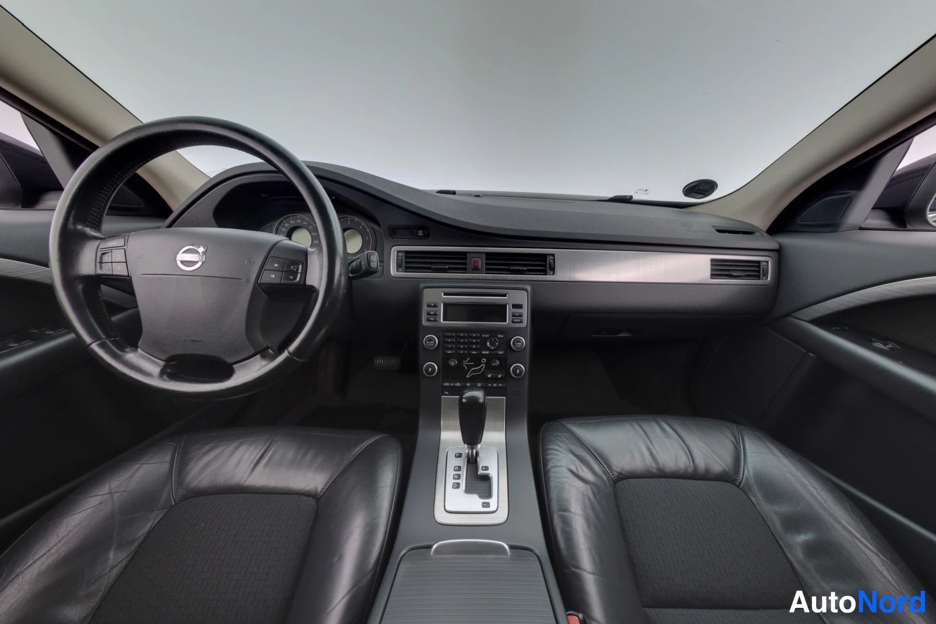 Musta Volvo V70 2008, ohjaamo, kuva 7