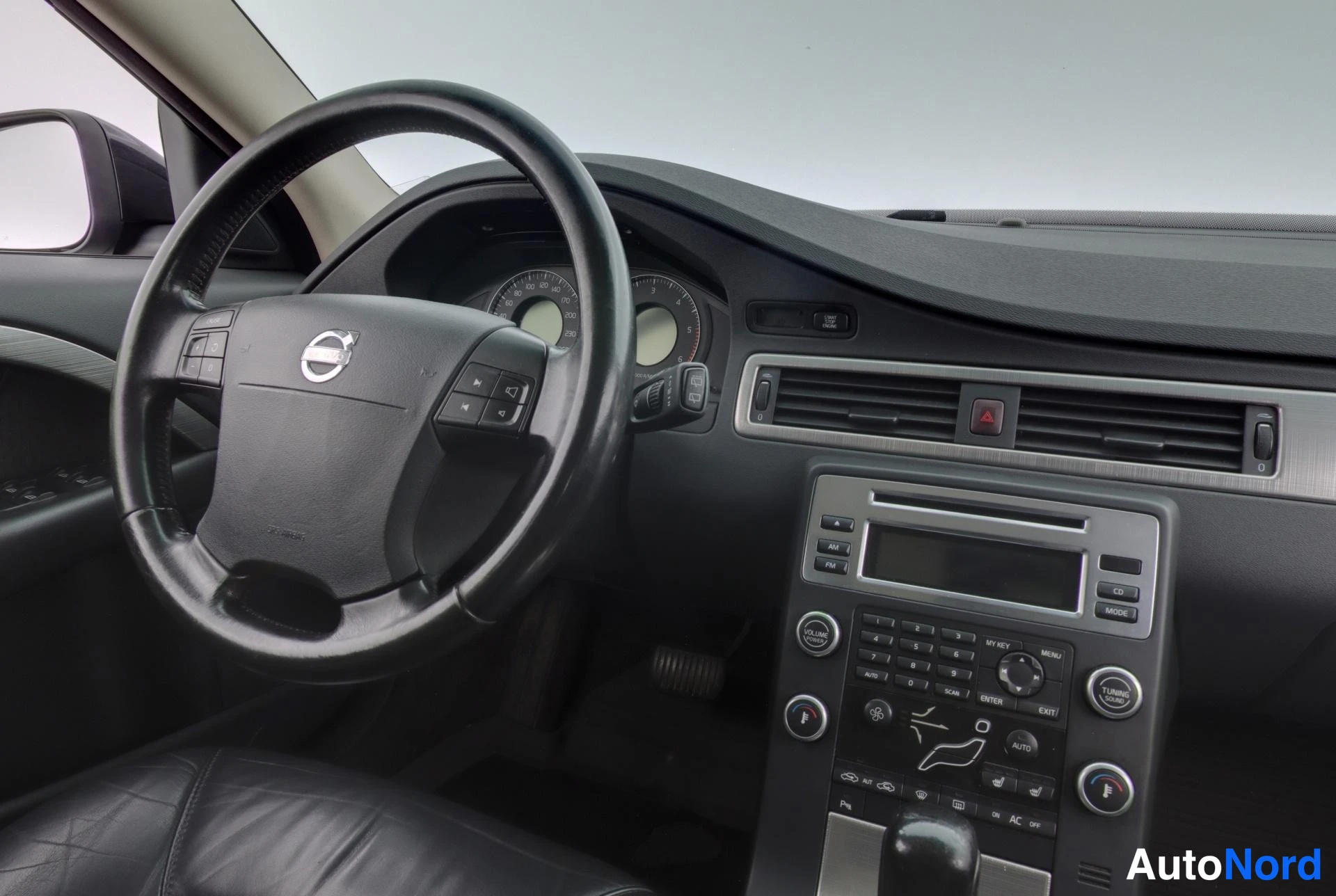 Musta Volvo V70 2008, yksityiskohta, kuva 12