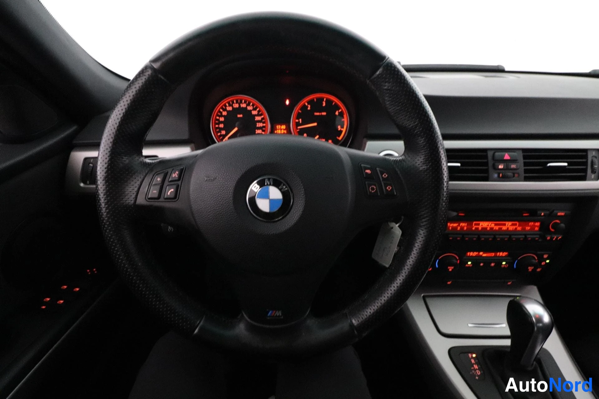 Grey BMW 330d 2006, cockpit, photo 9