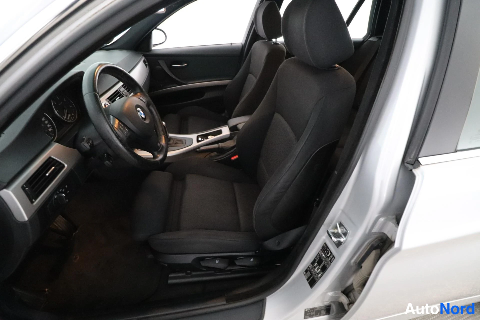 Grey BMW 330d 2006, front seats, photo 11