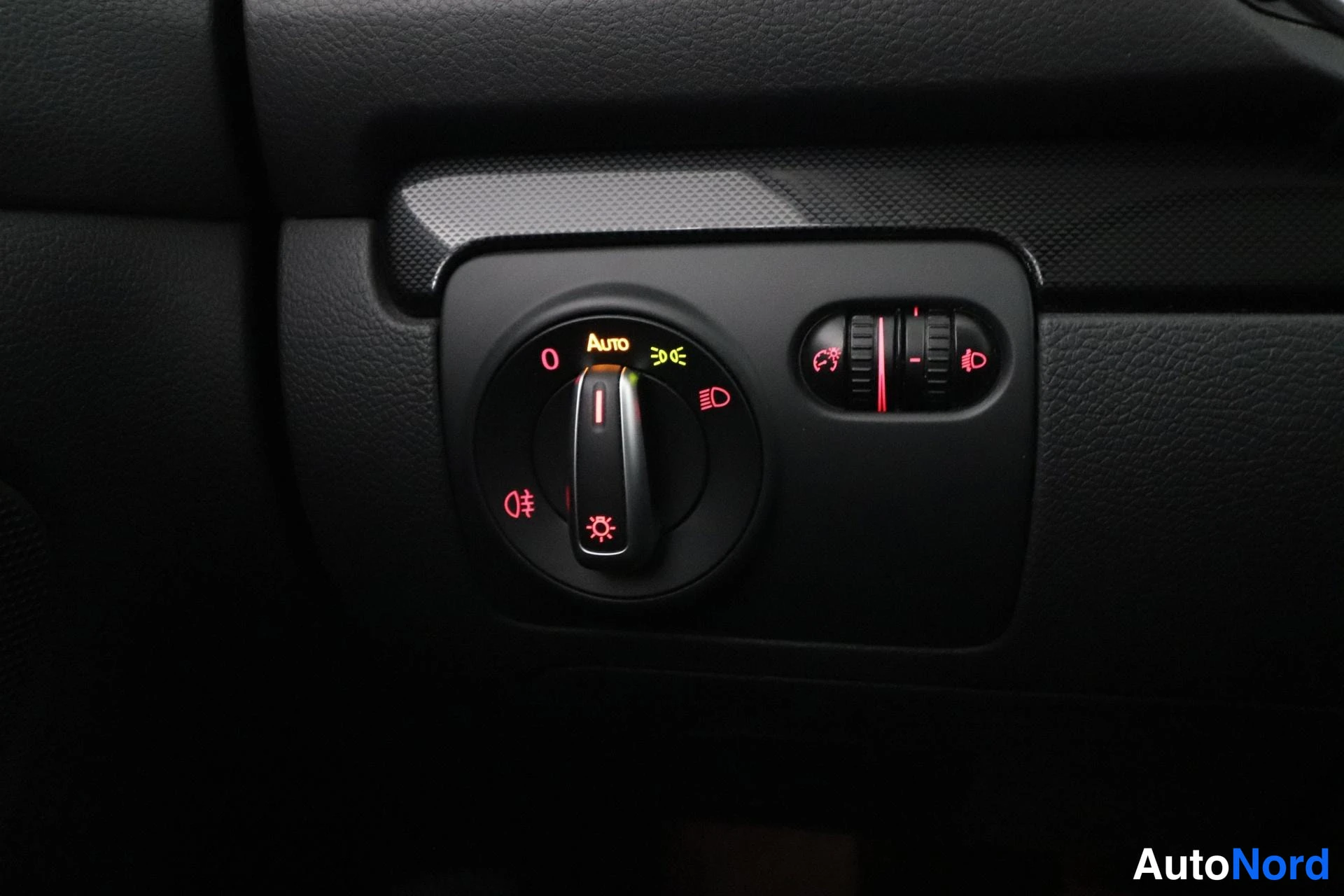 Silver Volkswagen Golf 2012, detail, photo 20