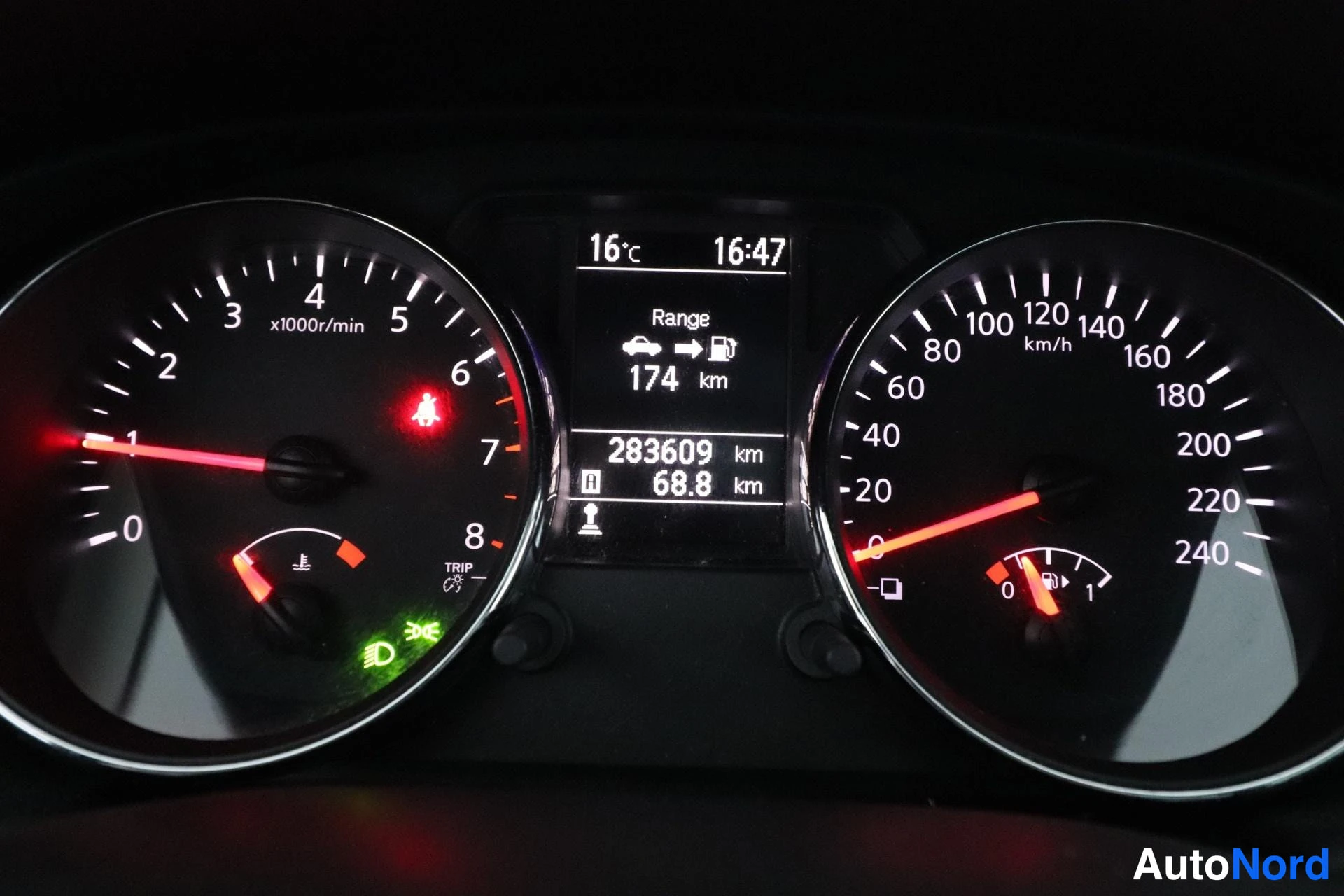 Harmaa Nissan Qashqai+2 2011, yksityiskohta, kuva 14