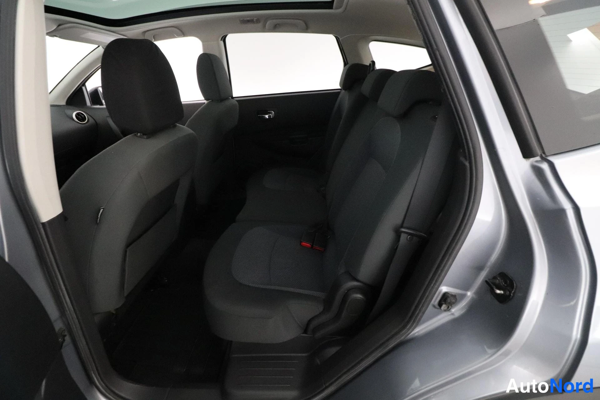 Harmaa Nissan Qashqai+2 2011, takaistuimet, kuva 11