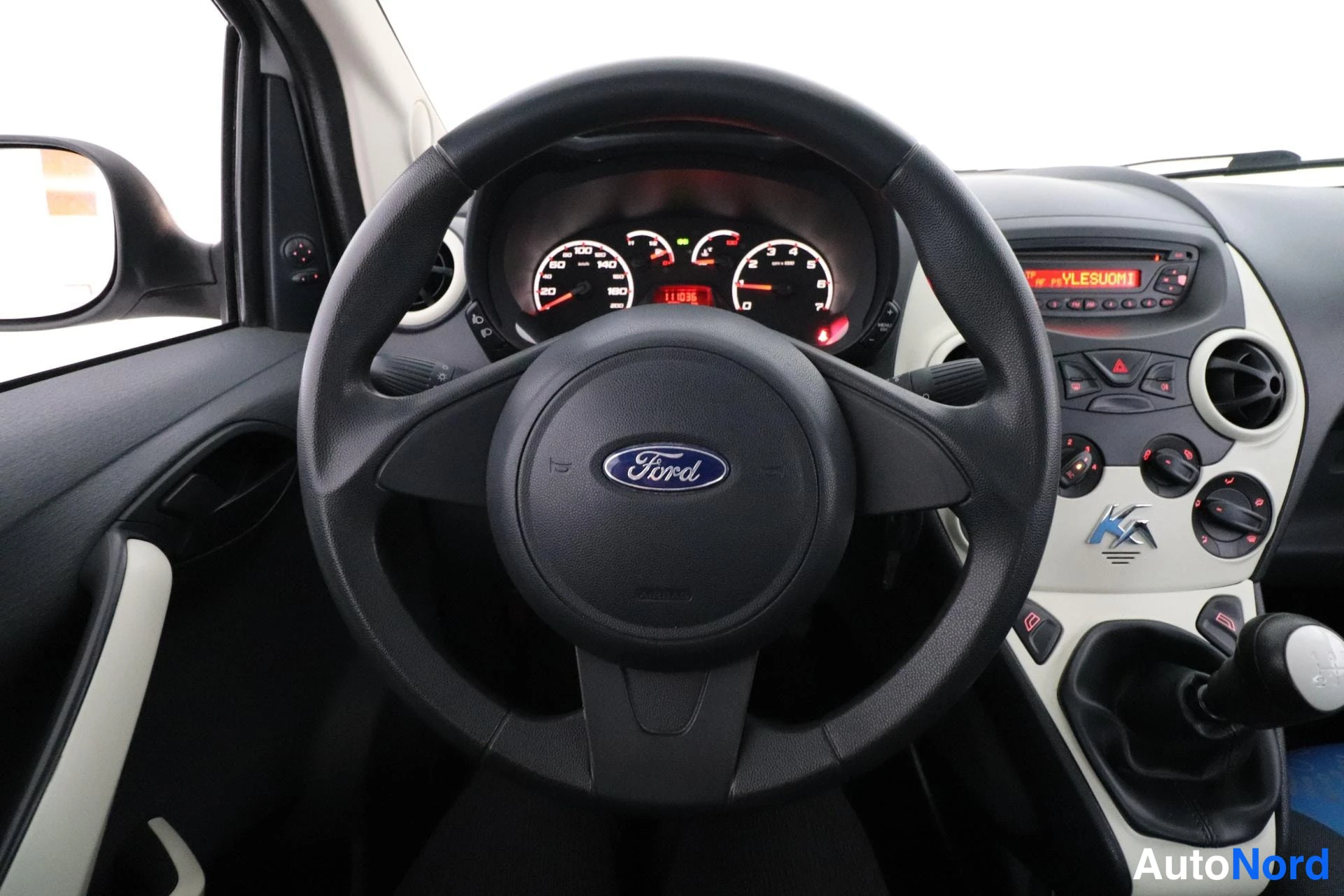 Harmaa Ford Ka 2009, ohjaamo, kuva 9
