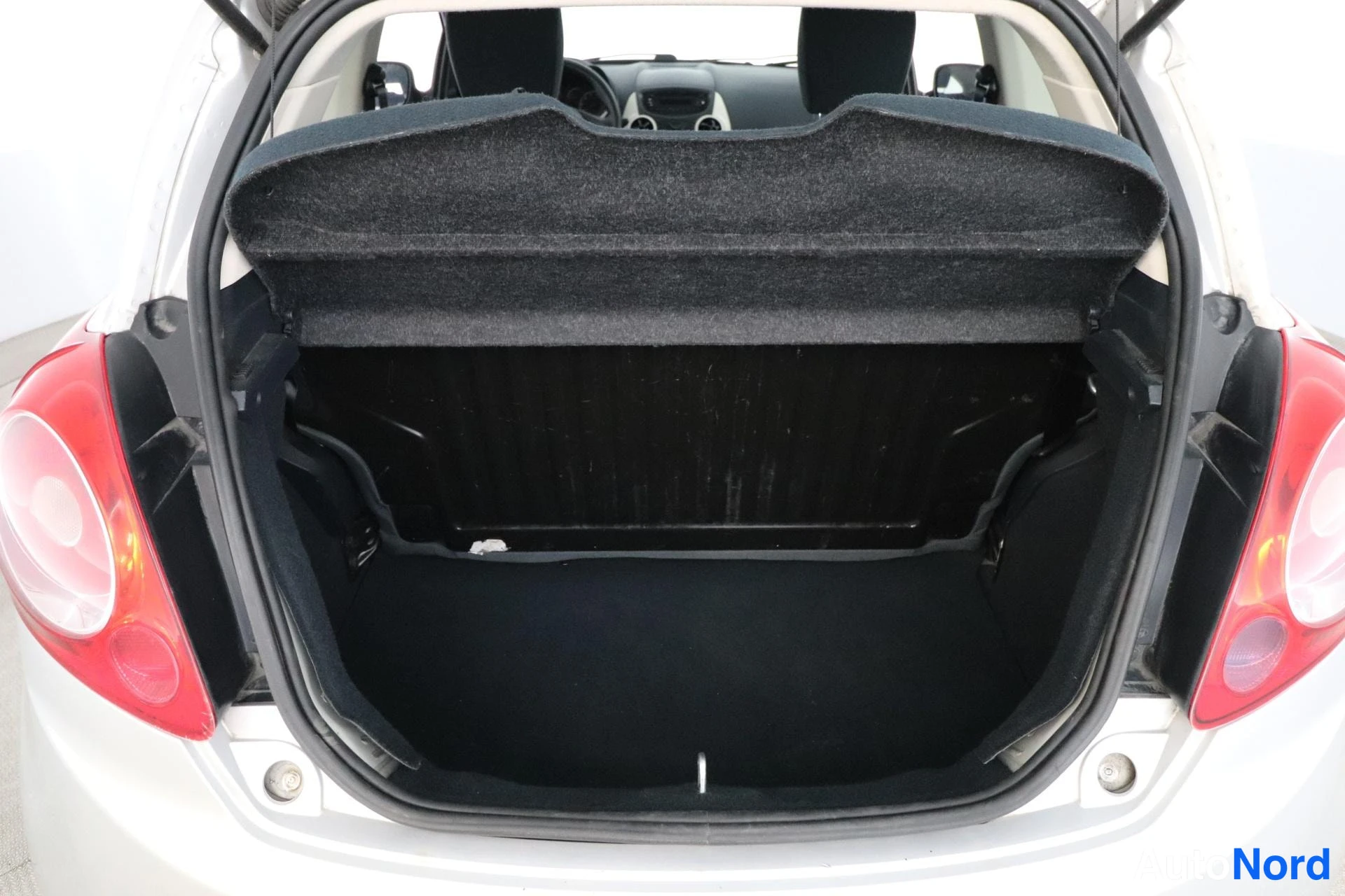 Harmaa Ford Ka 2009, tavaratila, kuva 13