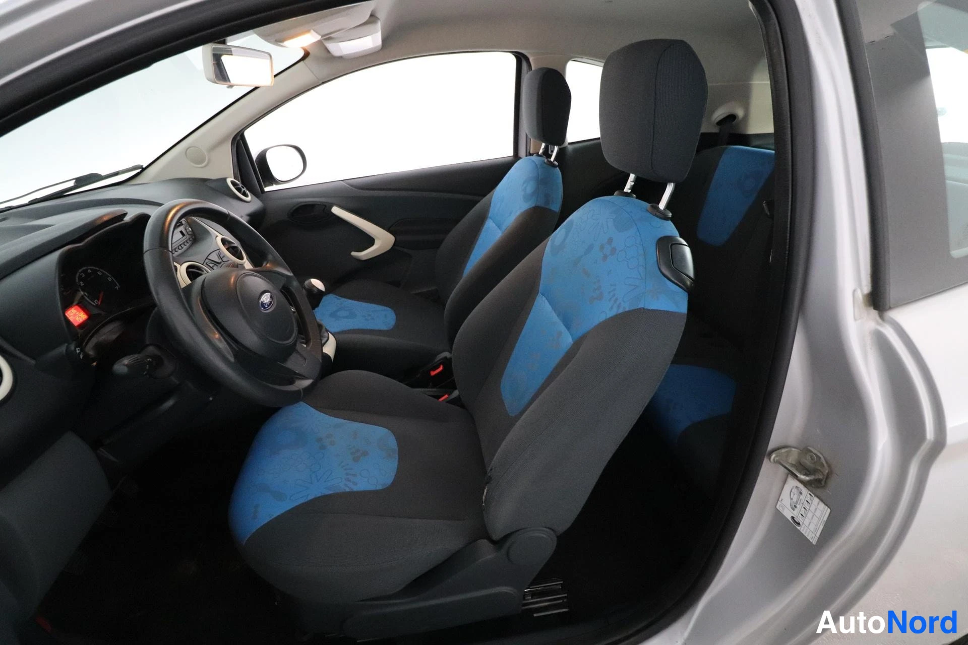 Harmaa Ford Ka 2009, etuistuimet, kuva 10