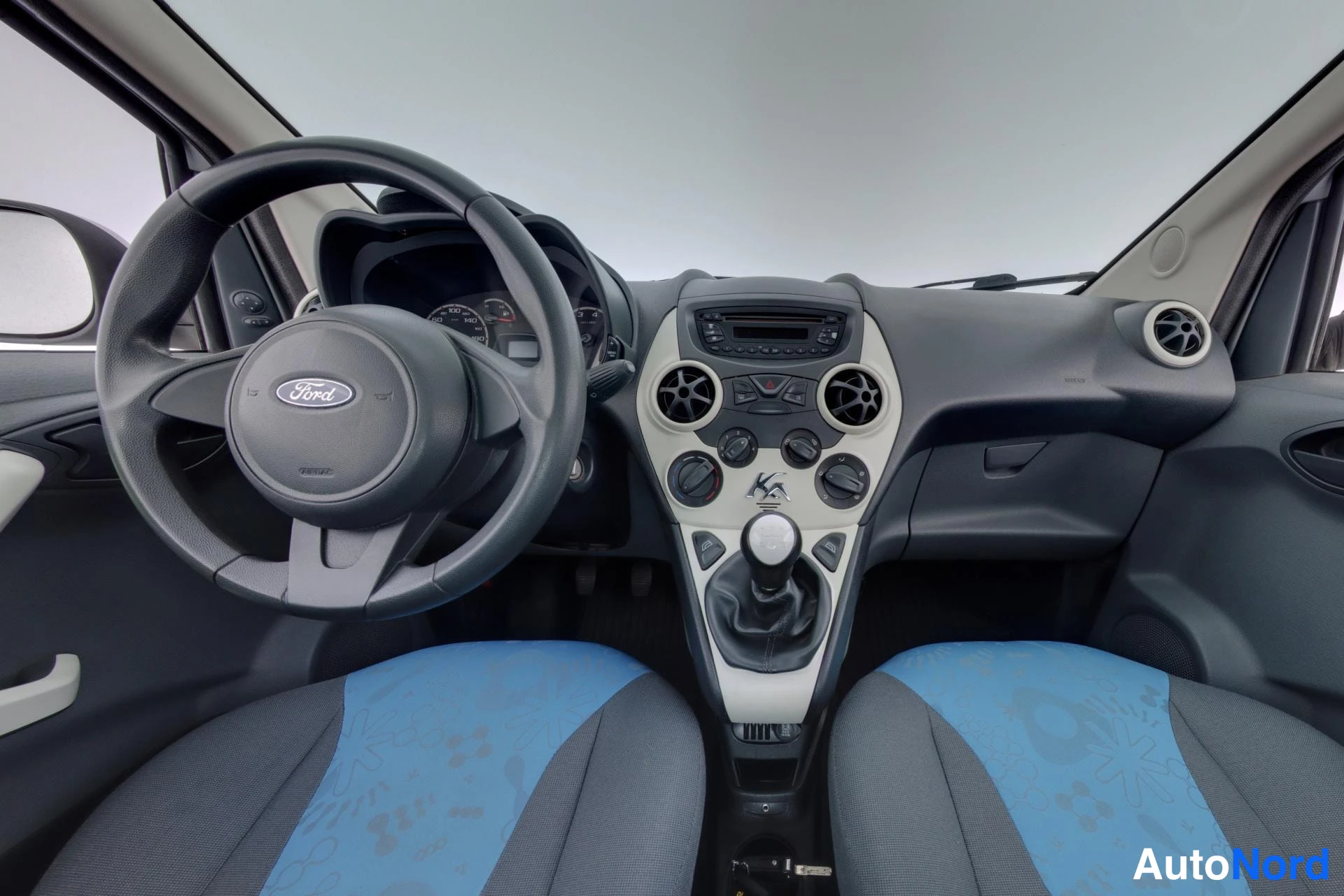 Harmaa Ford Ka 2009, ohjaamo, kuva 7