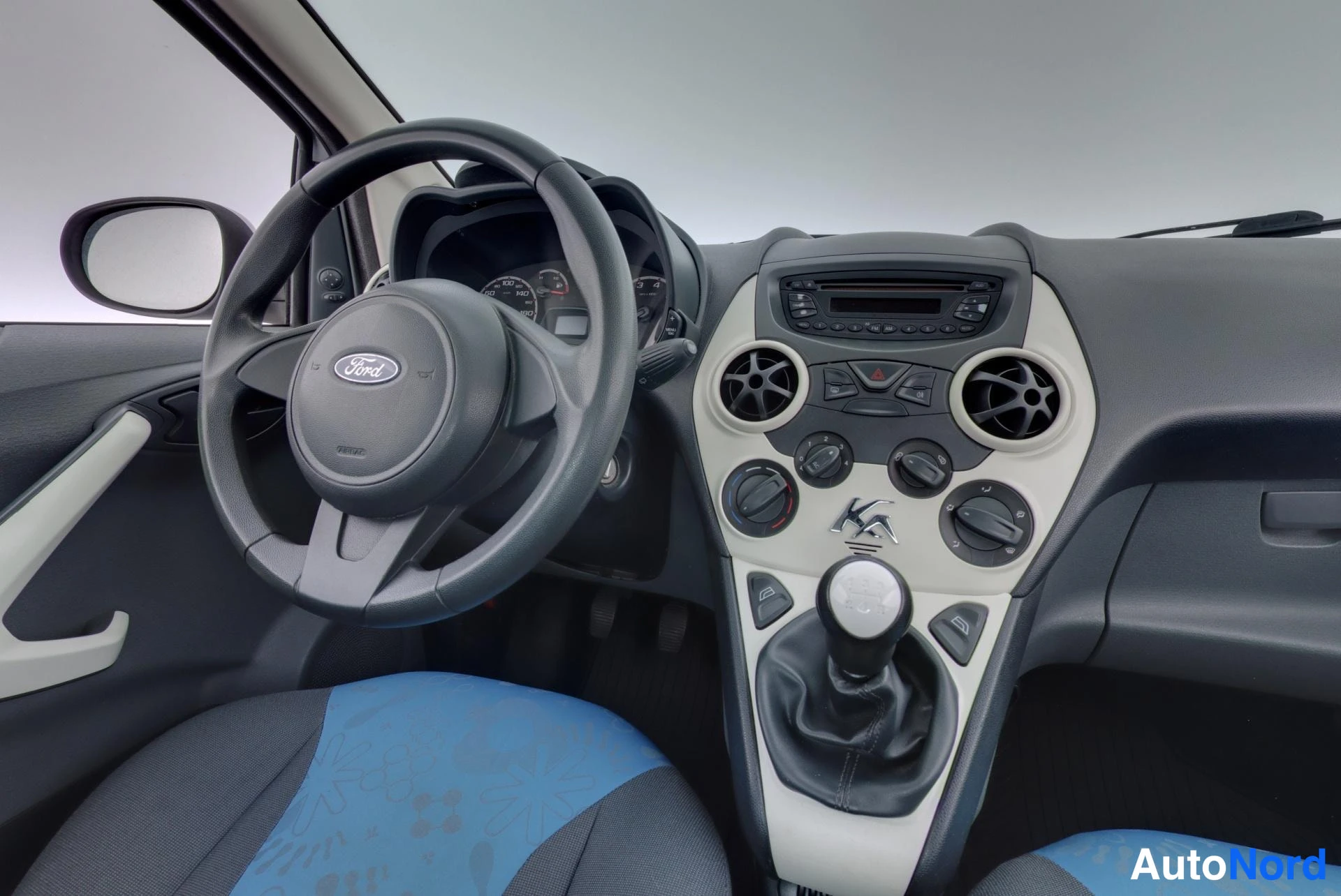 Harmaa Ford Ka 2009, ohjaamo, kuva 8
