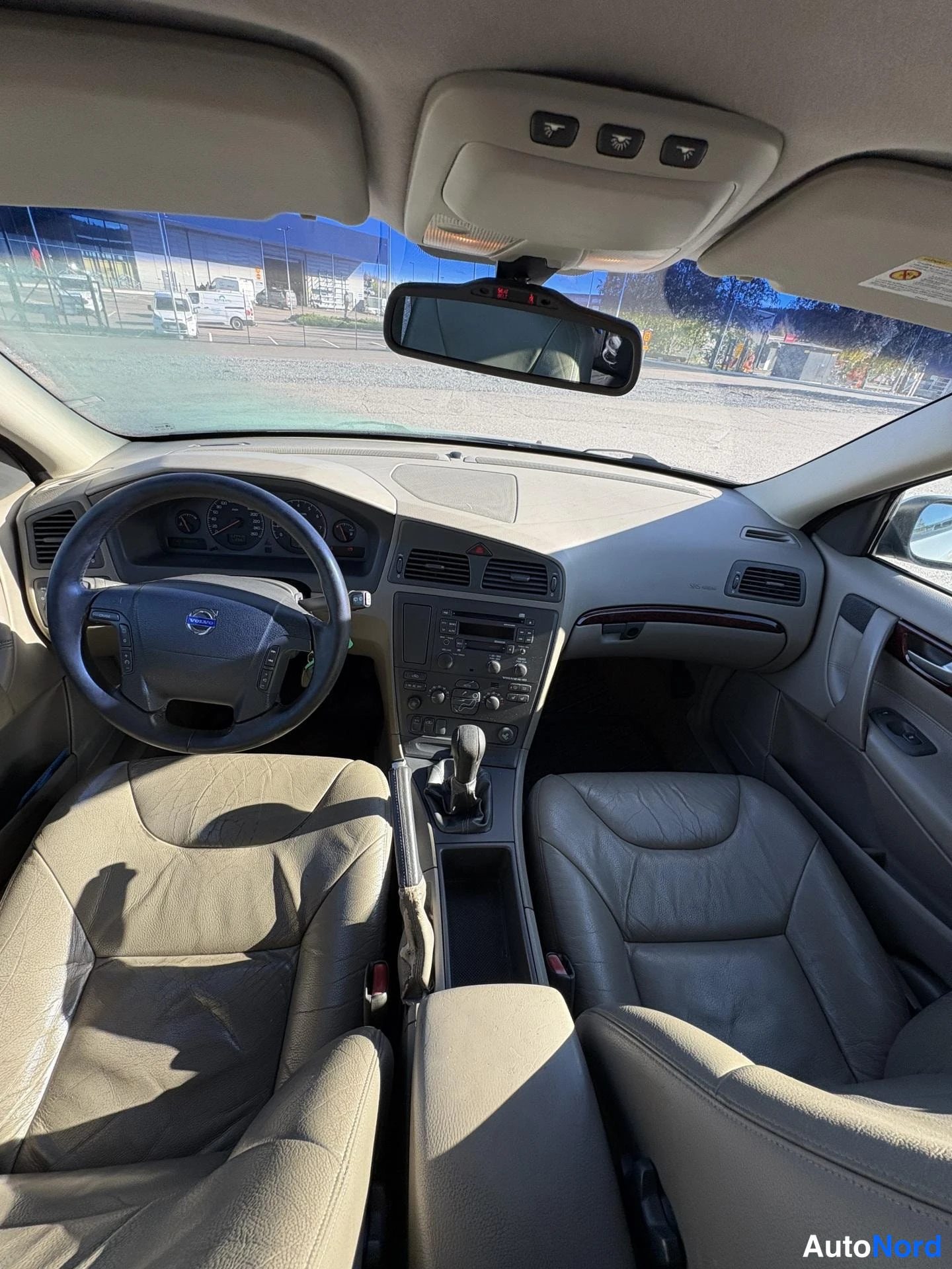 Beige Volvo V70 2003, ohjaamo, kuva 7
