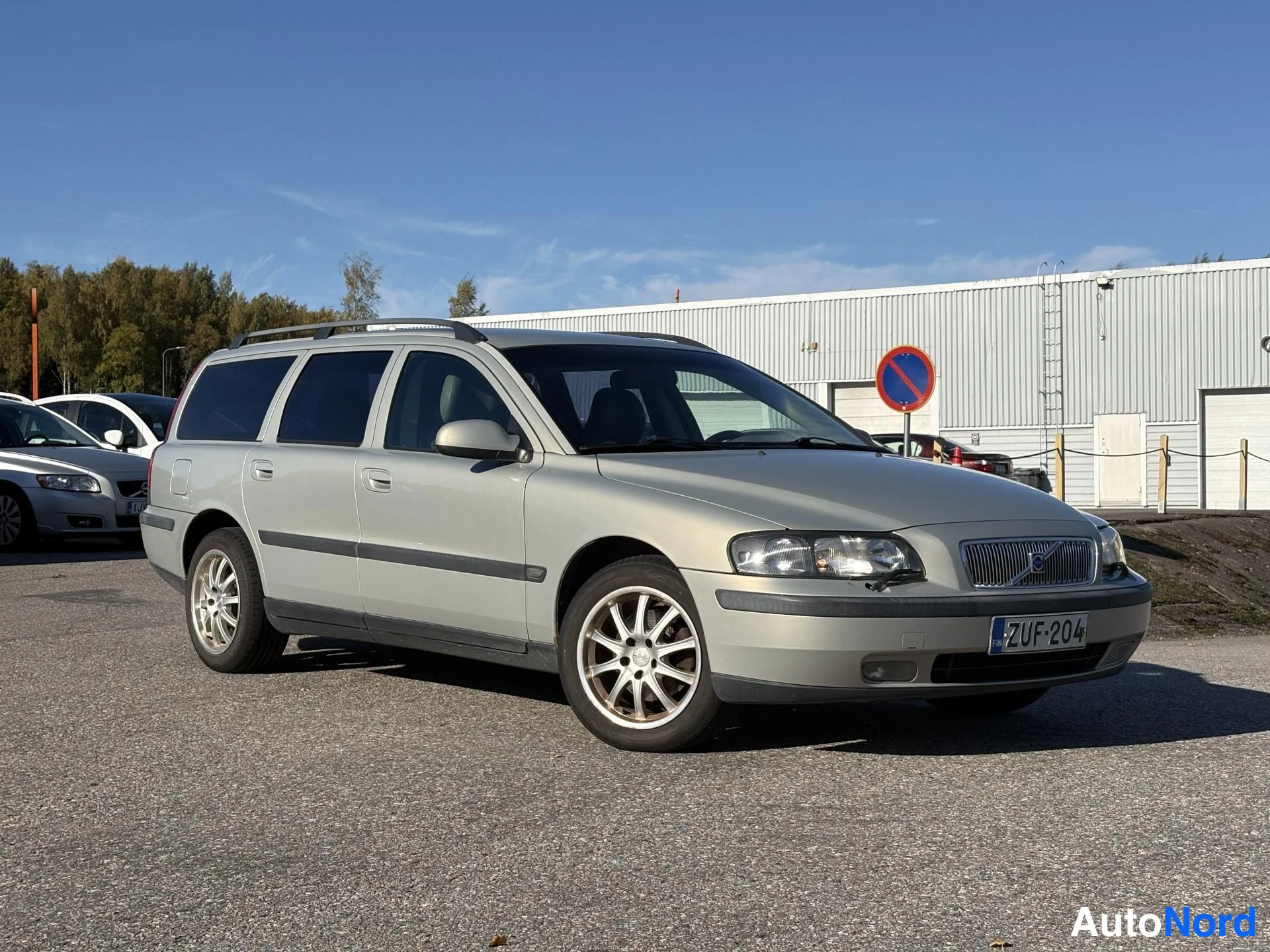 Beige Volvo V70 2003, etuviisto, keula oikealle, kuva 2