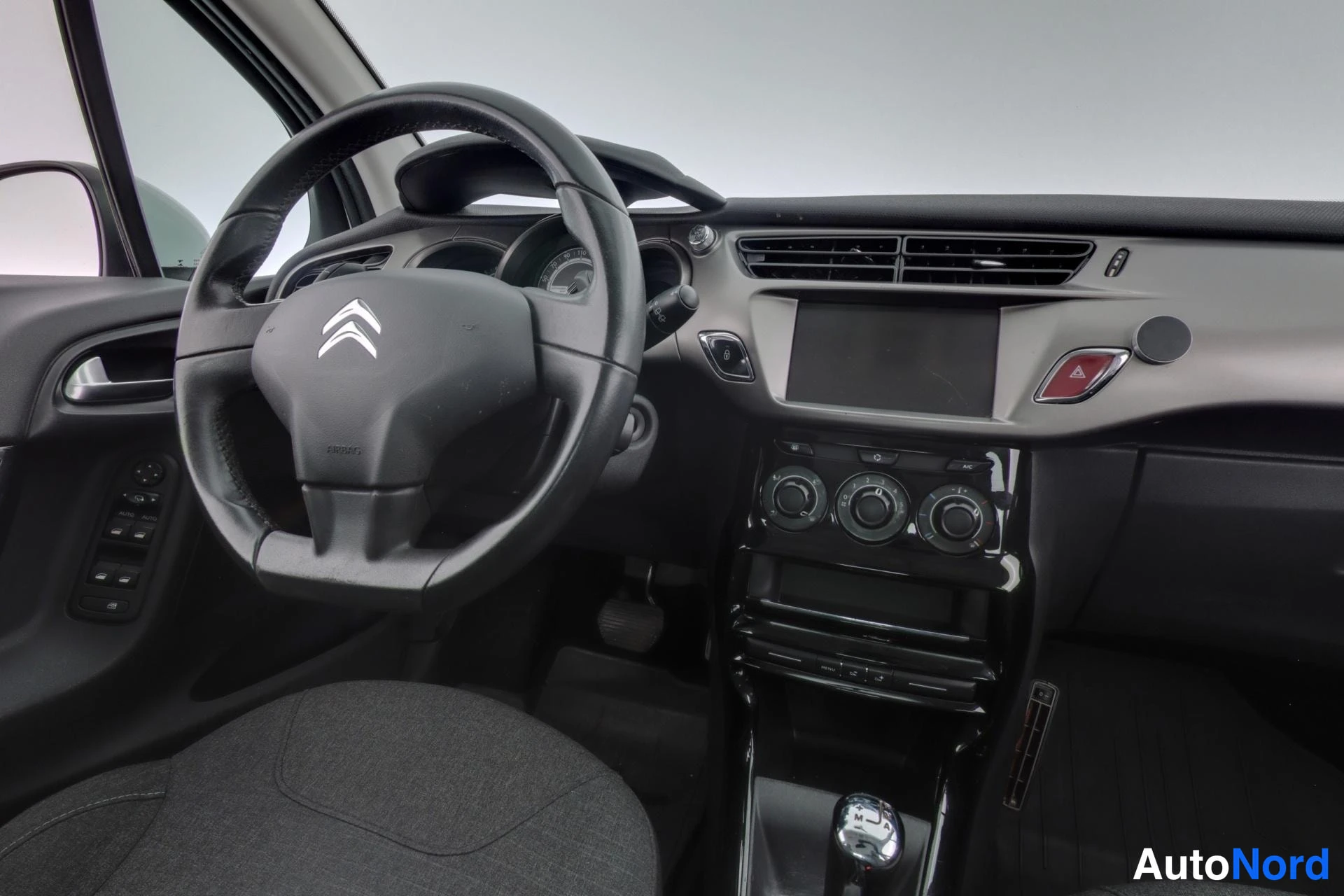 Valkoinen Citroen C3 2016, ohjaamo, kuva 9