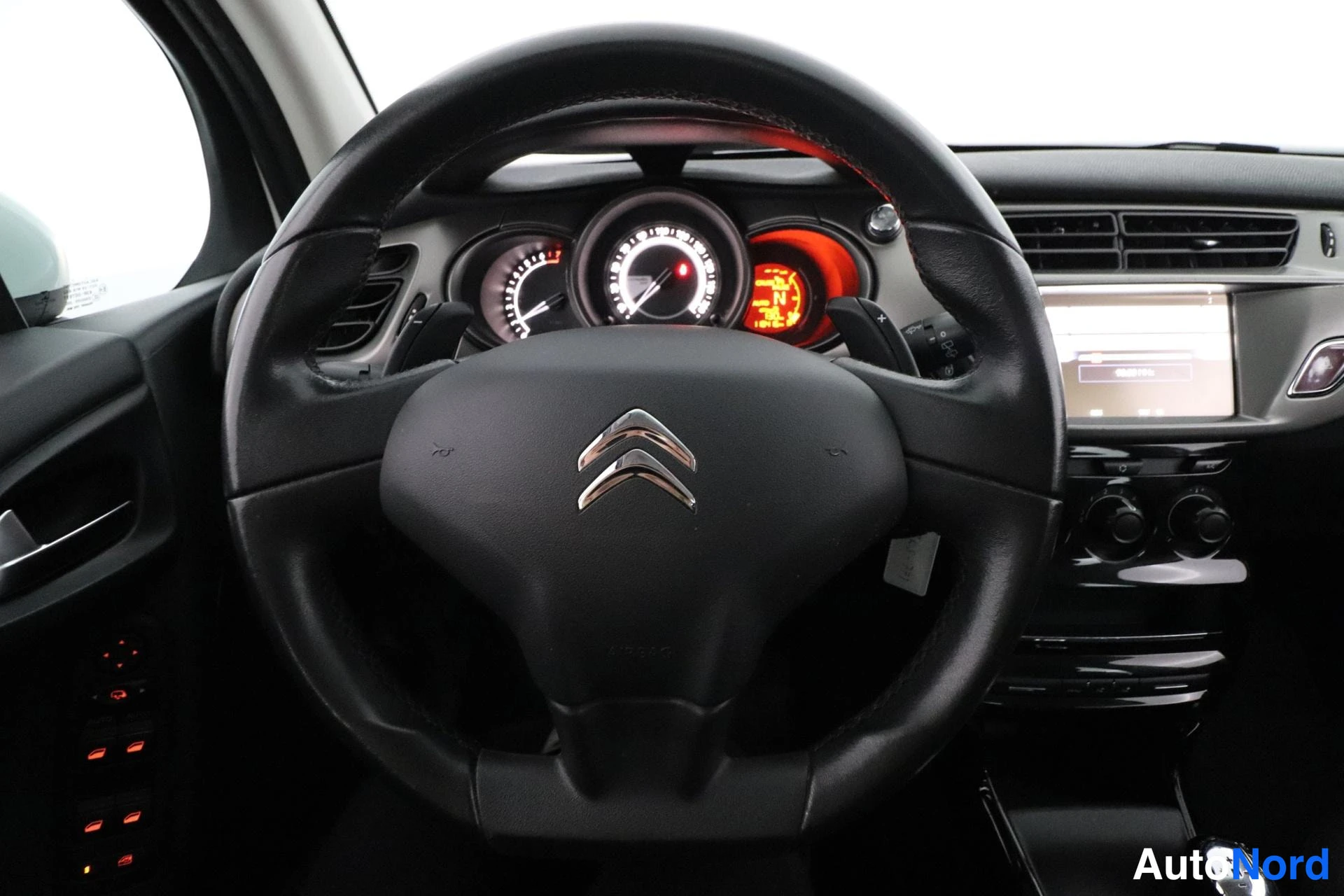Valkoinen Citroen C3 2016, ohjaamo, kuva 10