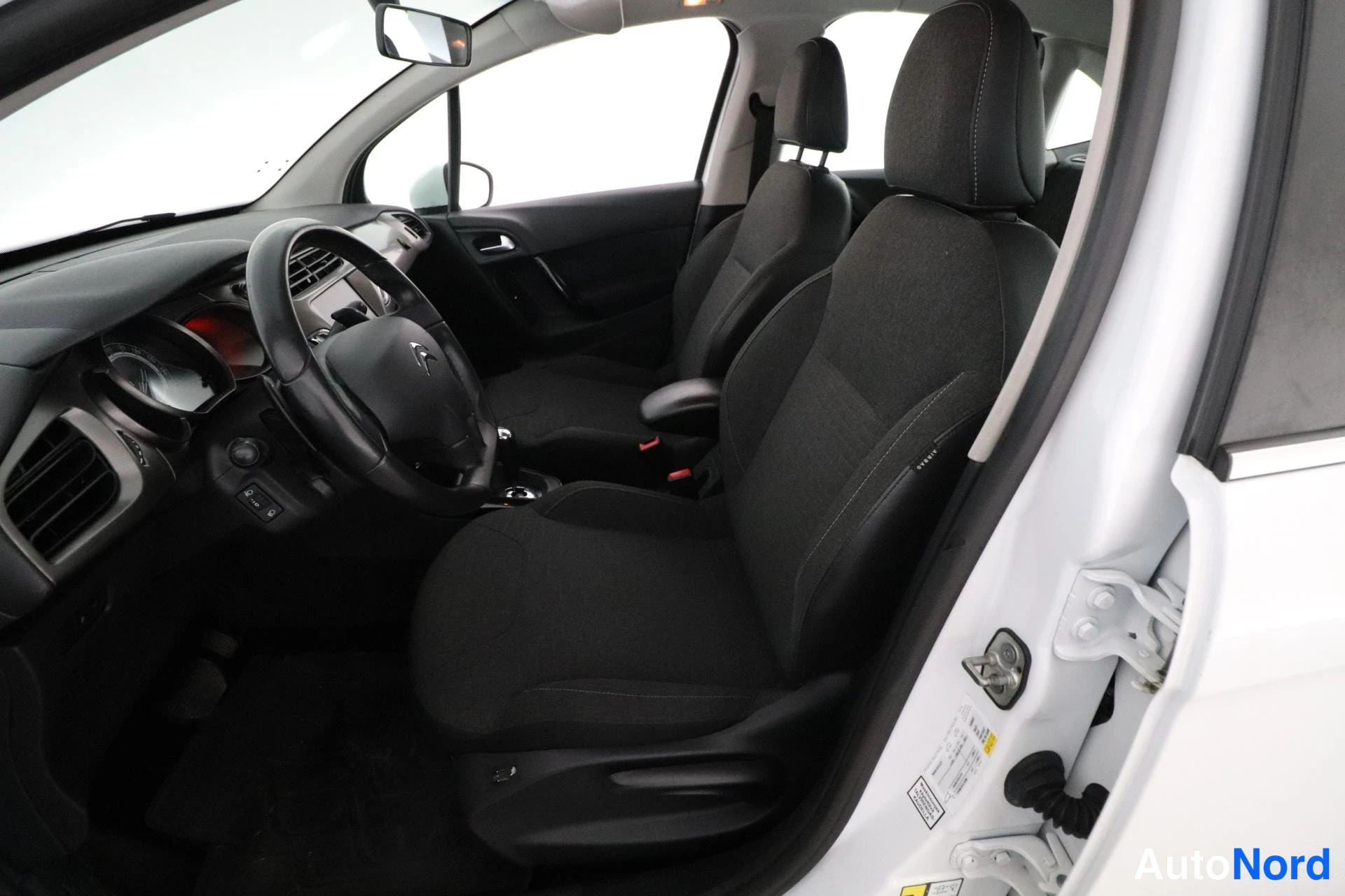 Valkoinen Citroen C3 2016, ohjaamo, kuva 7