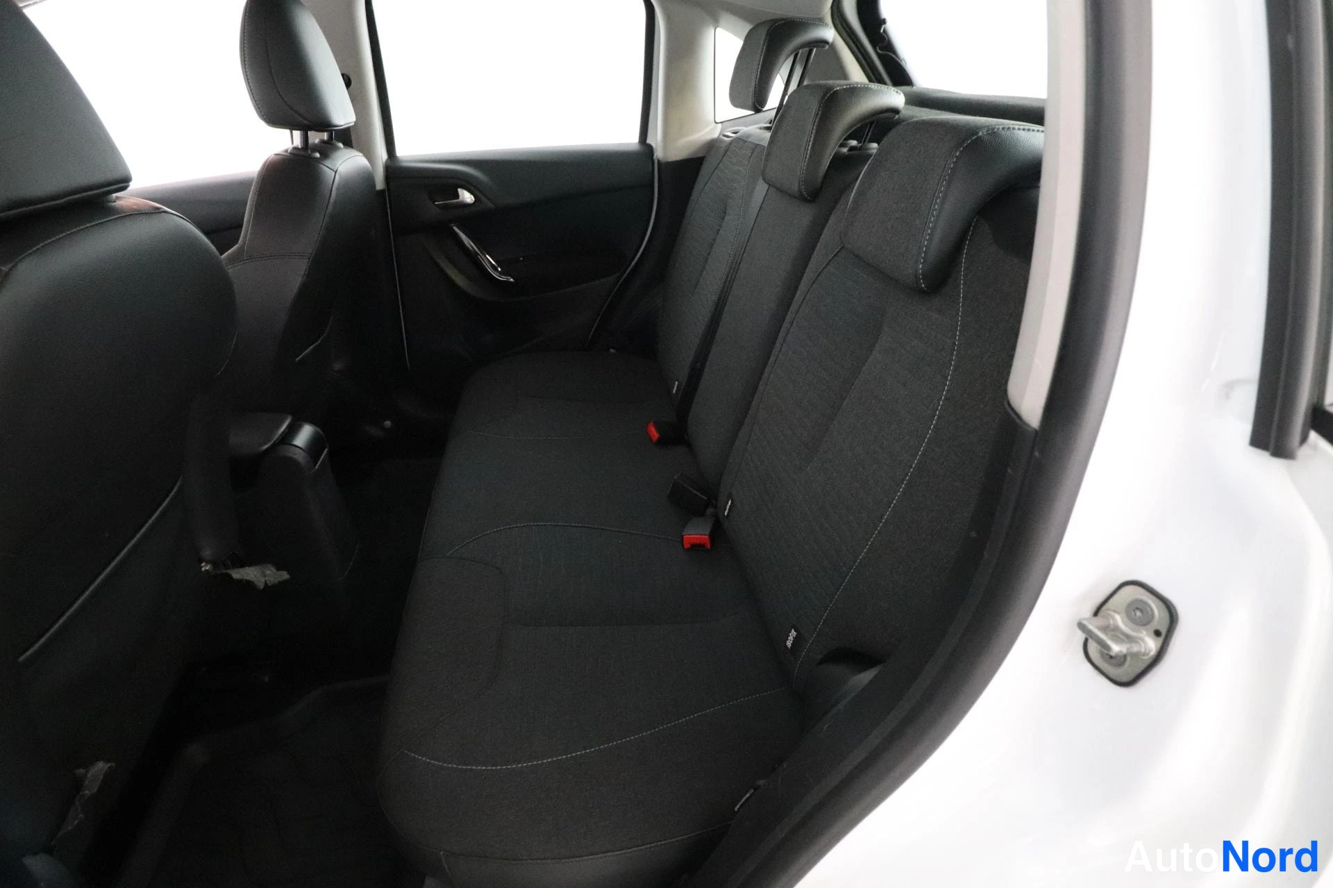 Valkoinen Citroen C3 2016, takaistuimet, kuva 12