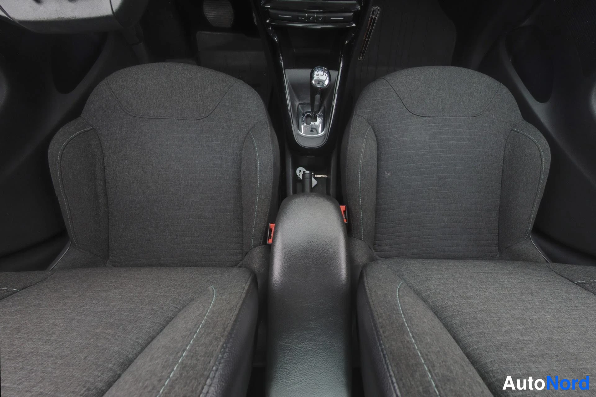 Valkoinen Citroen C3 2016, etuistuimet, kuva 11