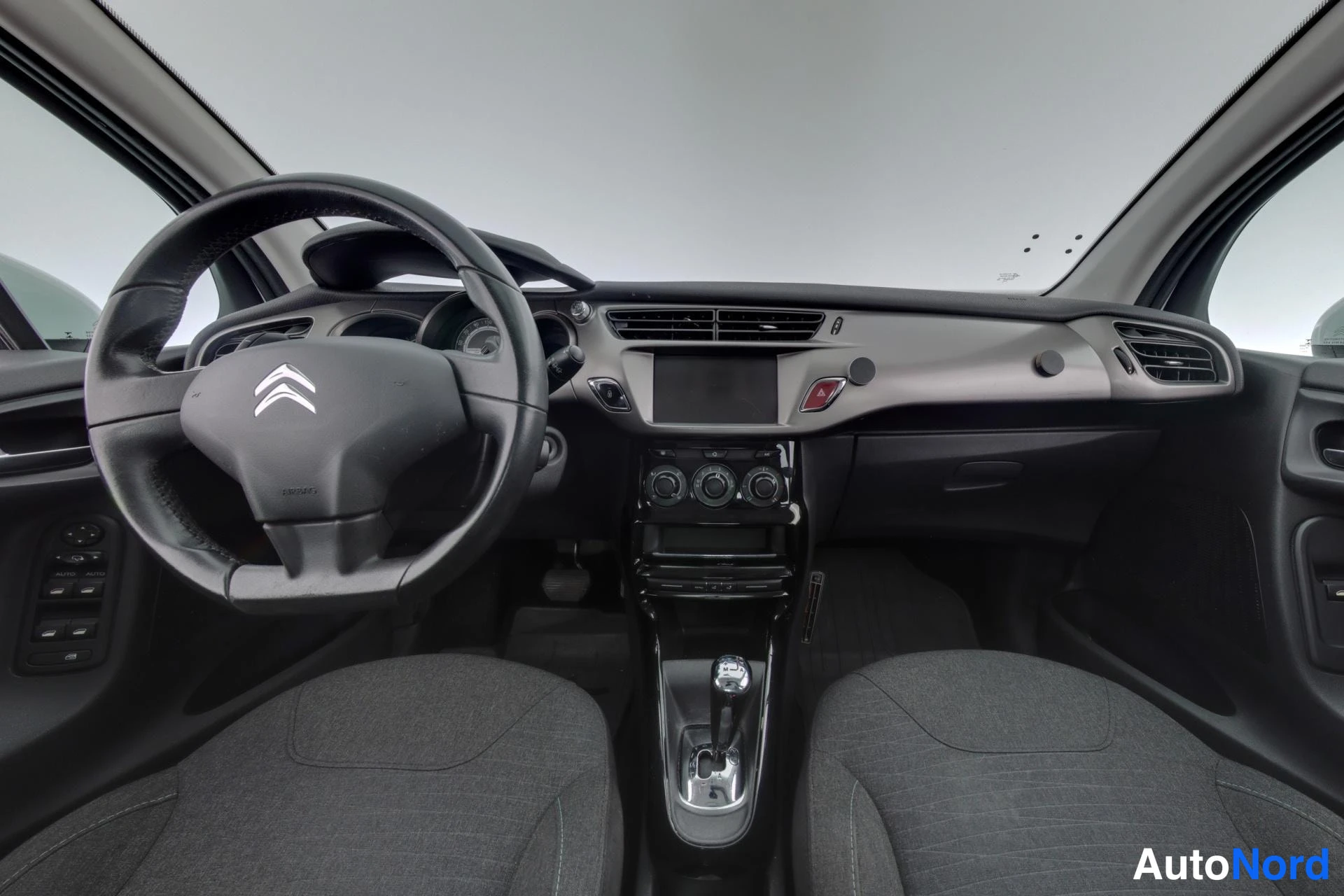 Valkoinen Citroen C3 2016, ohjaamo, kuva 8