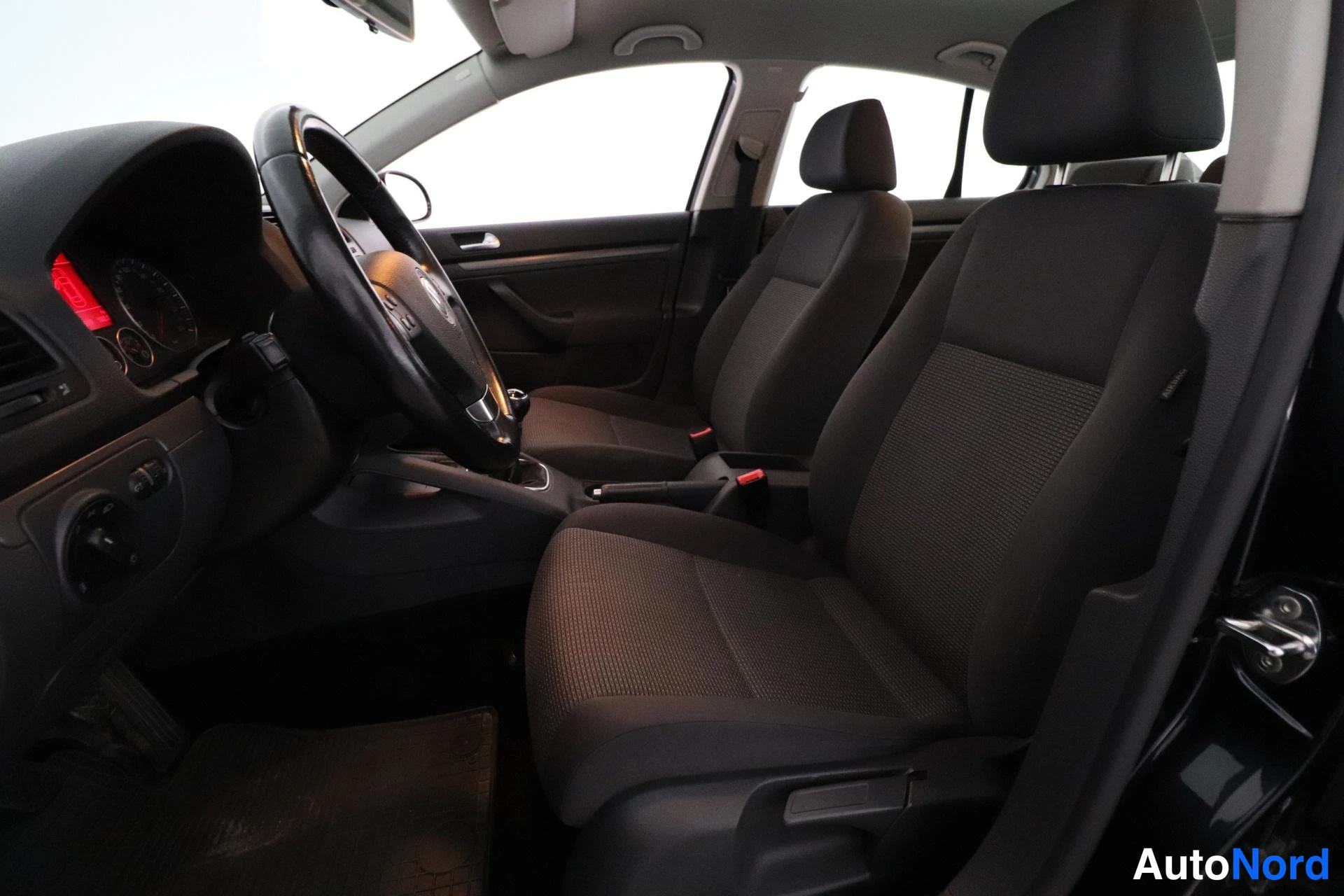 Musta Volkswagen Jetta 2008, etuistuimet, kuva 10