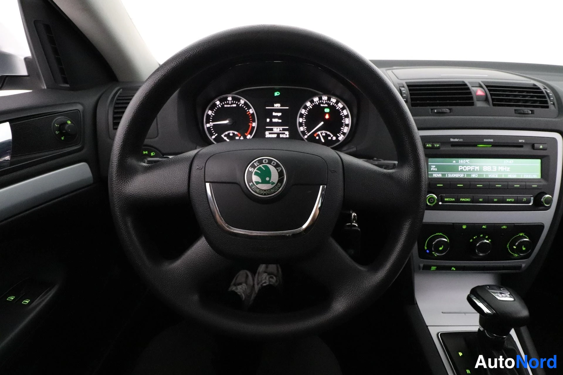 Hopea Skoda Octavia 2009, ohjaamo, kuva 10