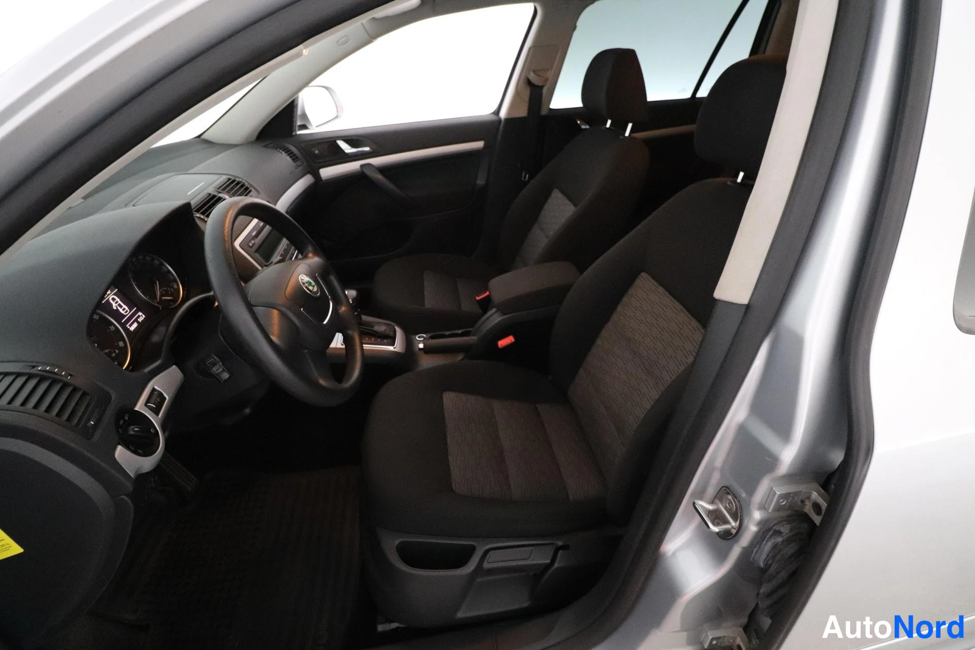 Hopea Skoda Octavia 2009, ohjaamo, kuva 7