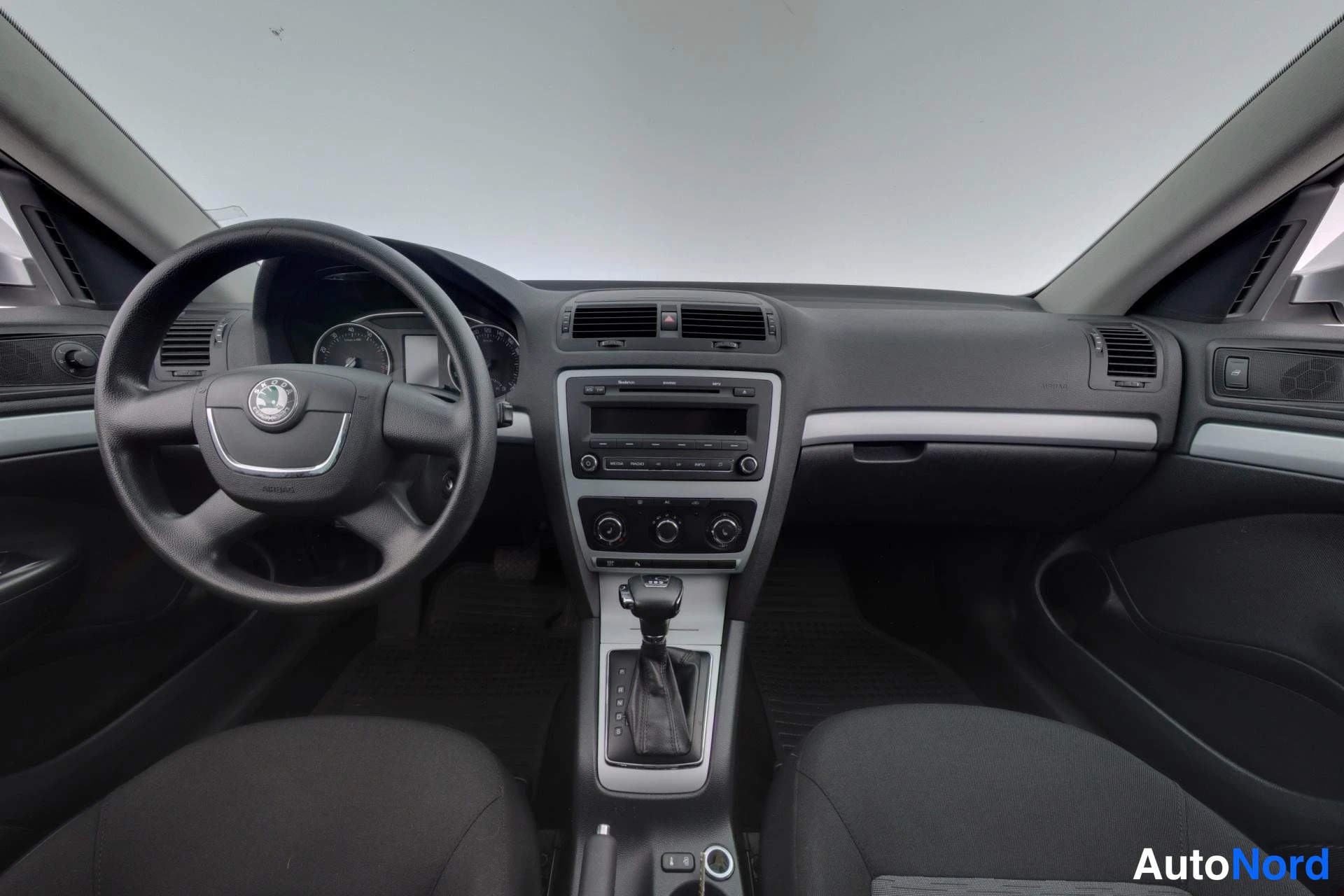 Hopea Skoda Octavia 2009, ohjaamo, kuva 8