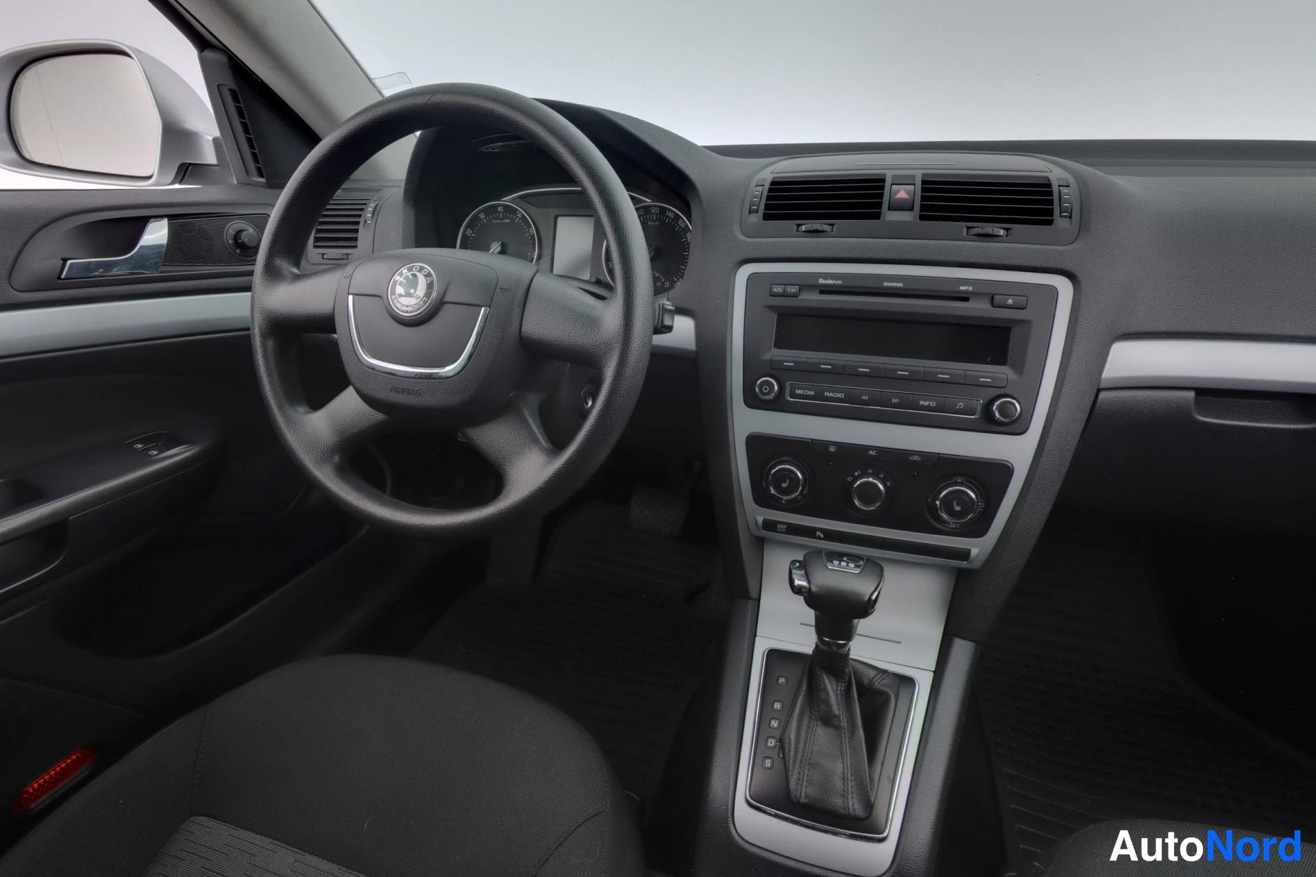 Hopea Skoda Octavia 2009, ohjaamo, kuva 9