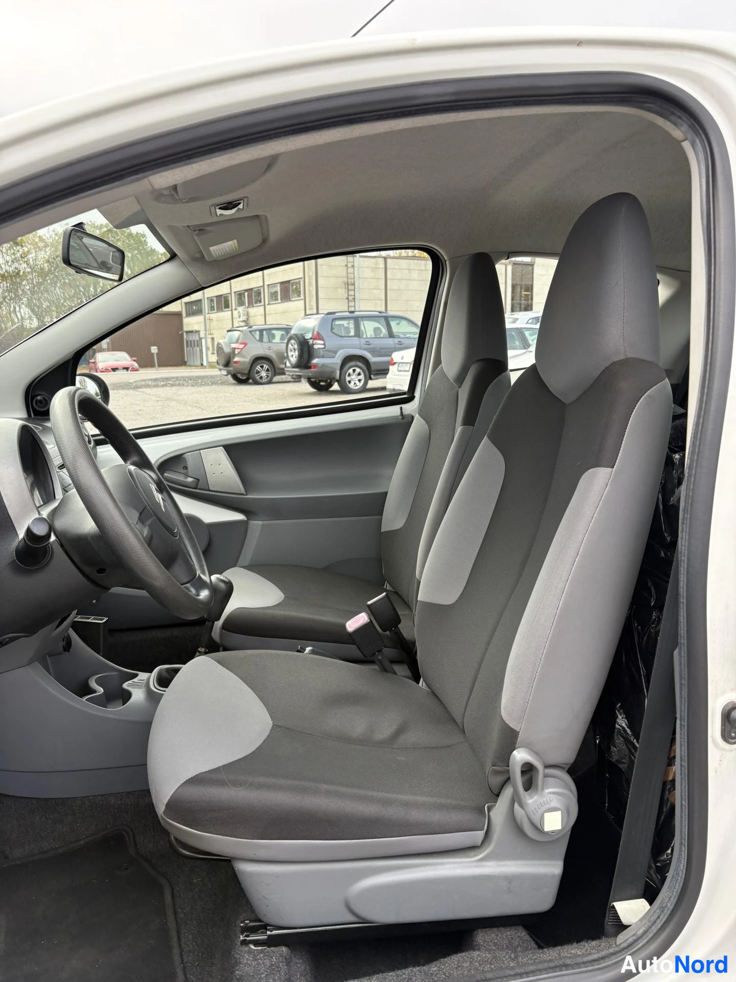 Valkoinen Citroen C1 2010, etuistuimet, kuva 6