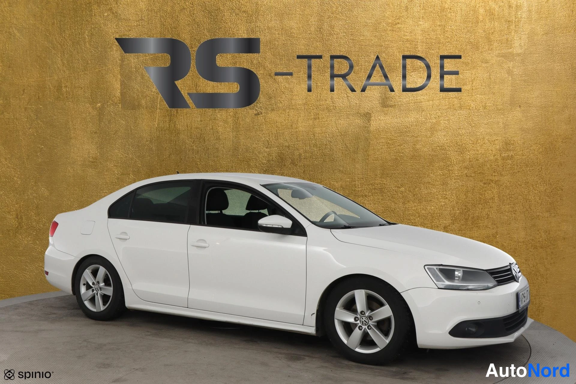 Valkoinen Volkswagen Jetta 2011, etuviisto, keula oikealle, kuva 2