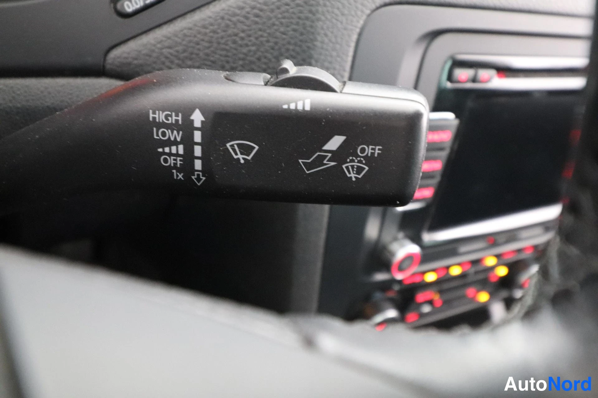 Valkoinen Volkswagen Jetta 2011, yksityiskohta, kuva 16