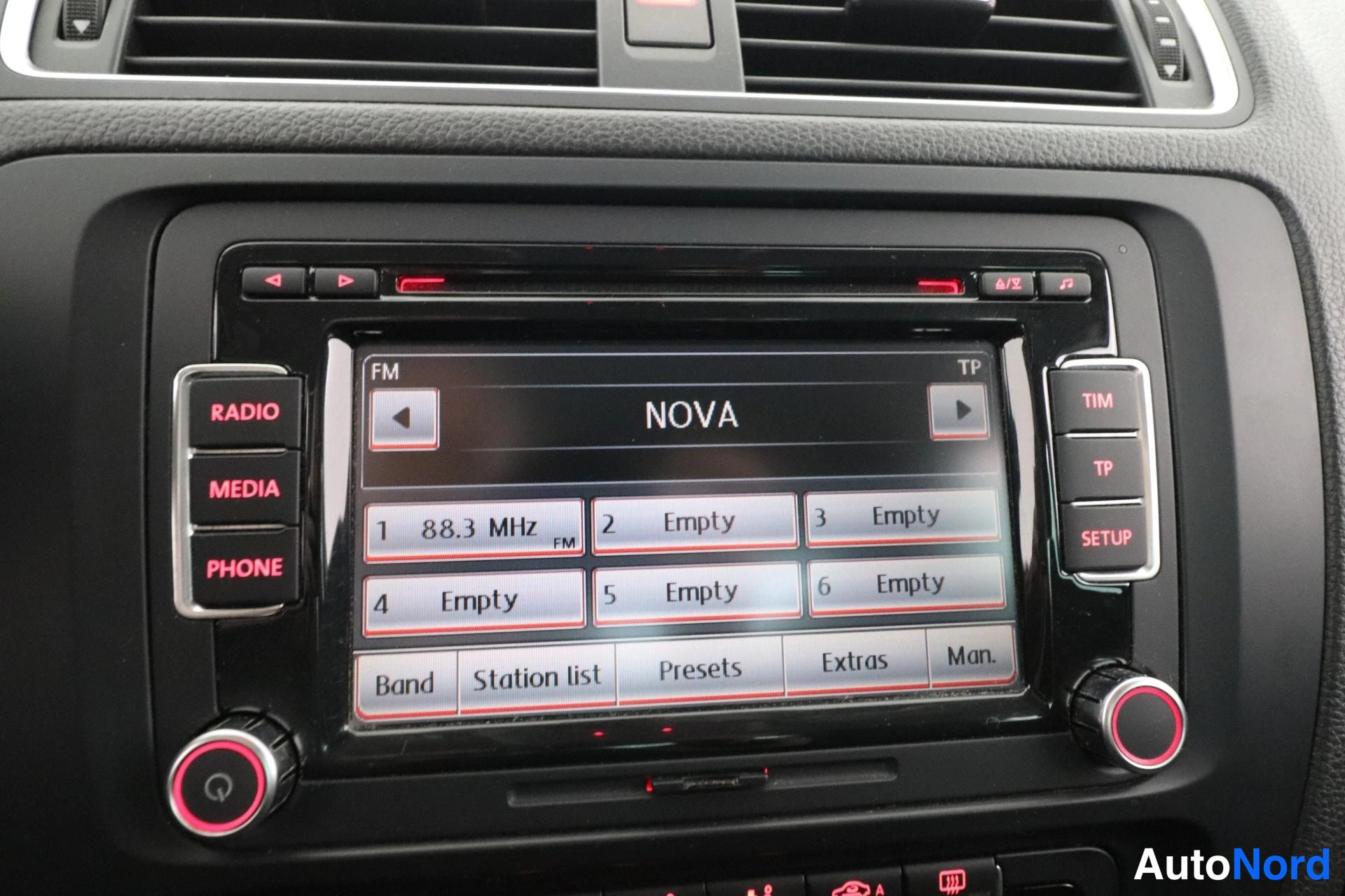 Valkoinen Volkswagen Jetta 2011, yksityiskohta, kuva 17