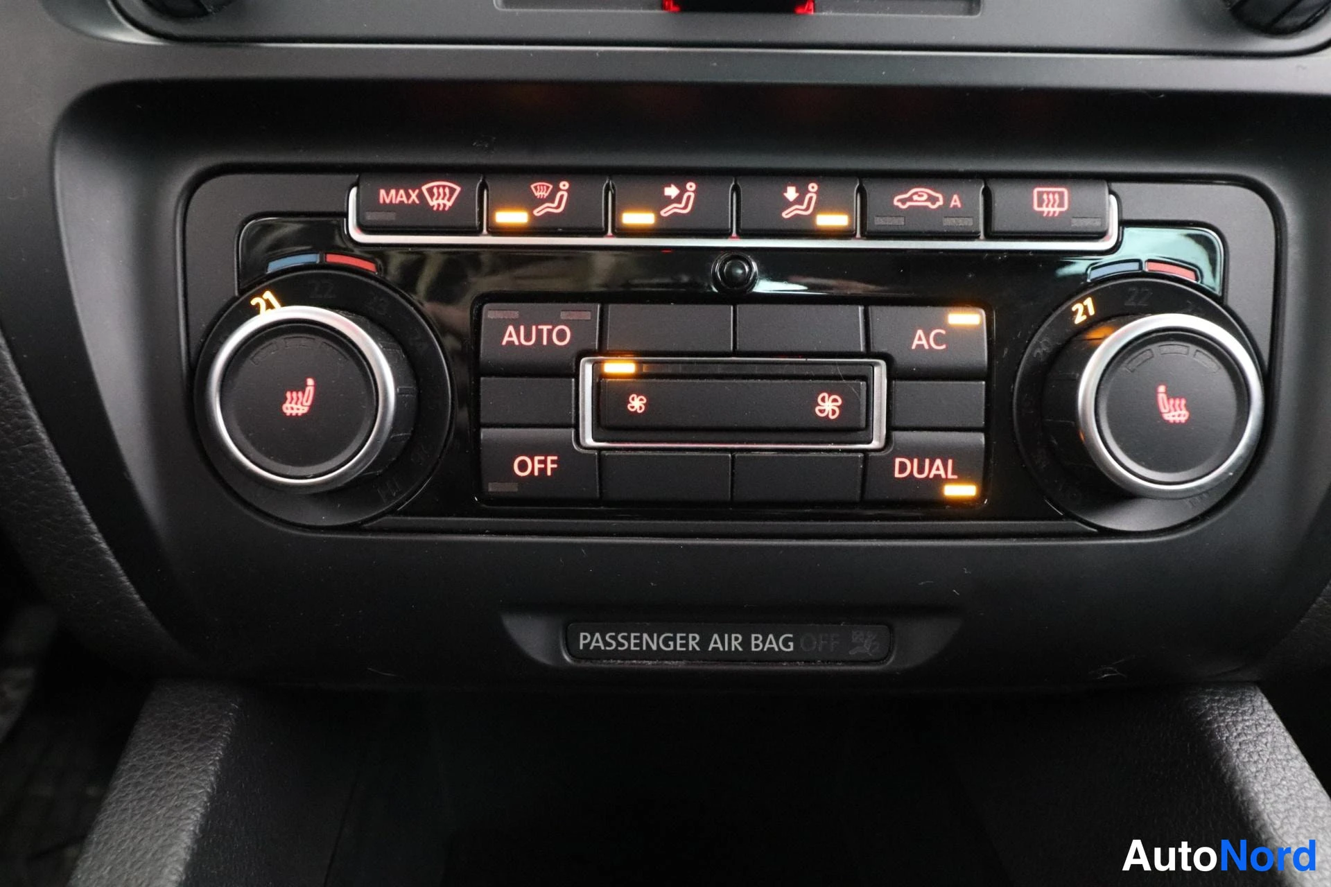 Valkoinen Volkswagen Jetta 2011, yksityiskohta, kuva 24