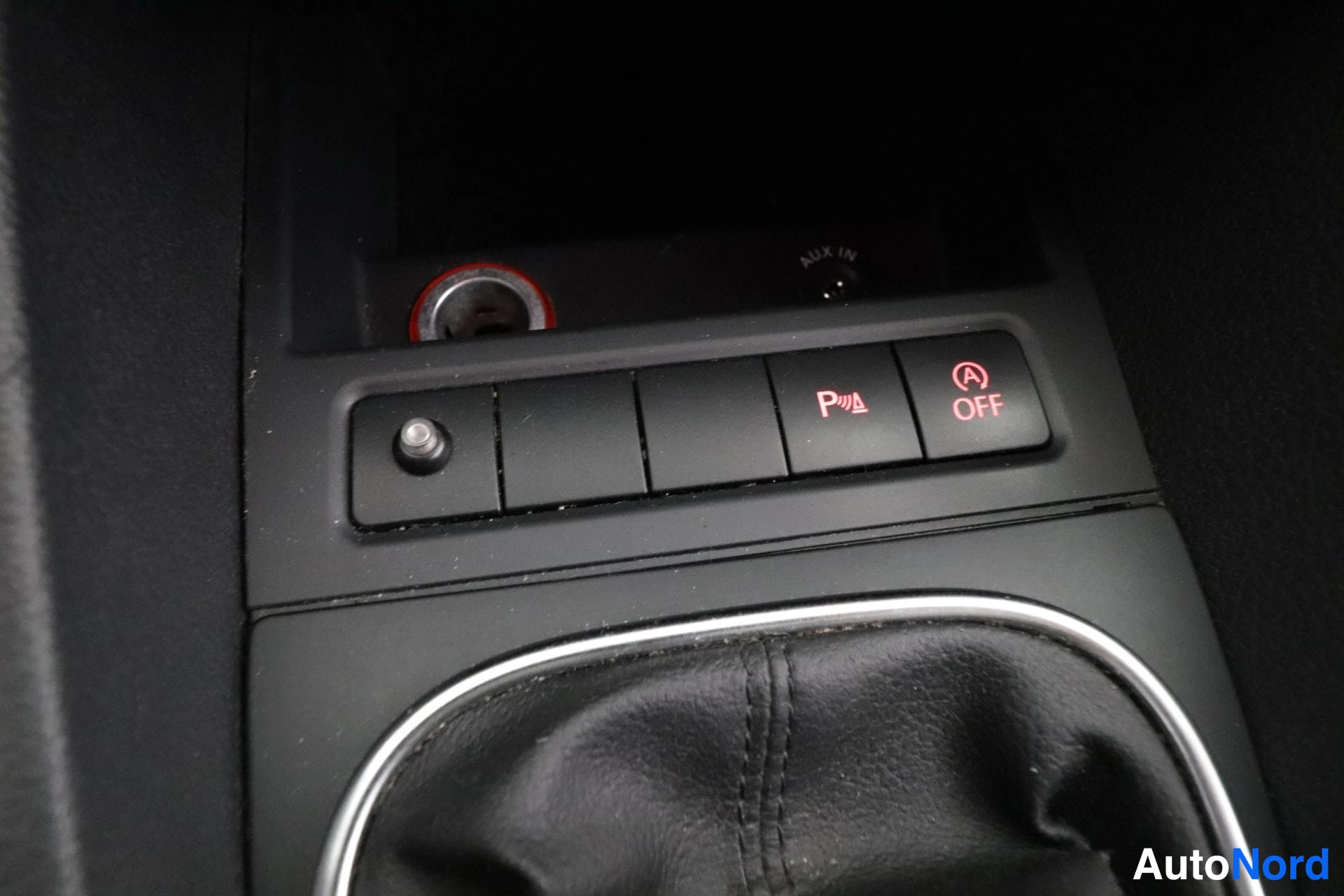 Valkoinen Volkswagen Jetta 2011, yksityiskohta, kuva 18