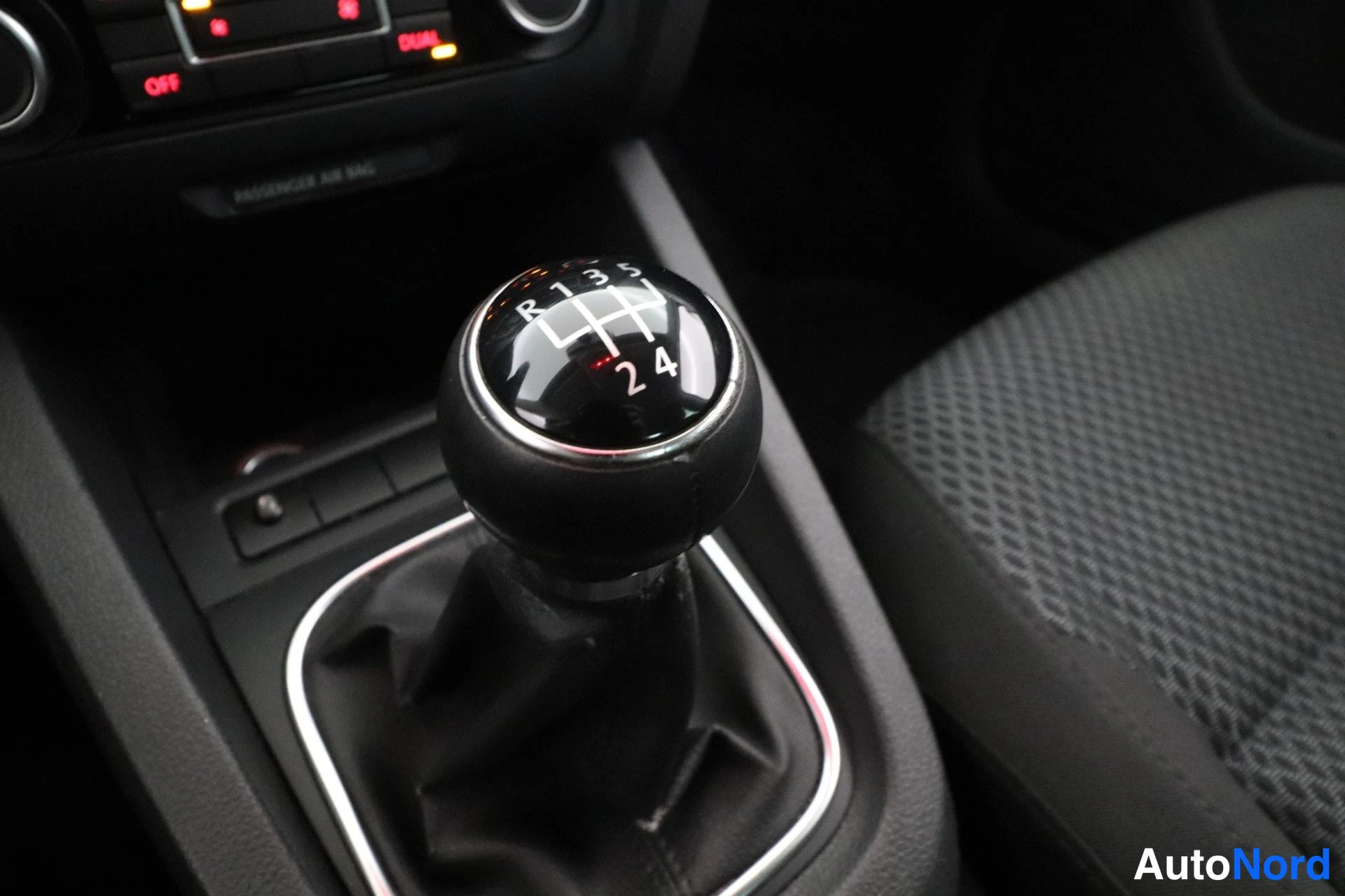 Valkoinen Volkswagen Jetta 2011, yksityiskohta, kuva 19