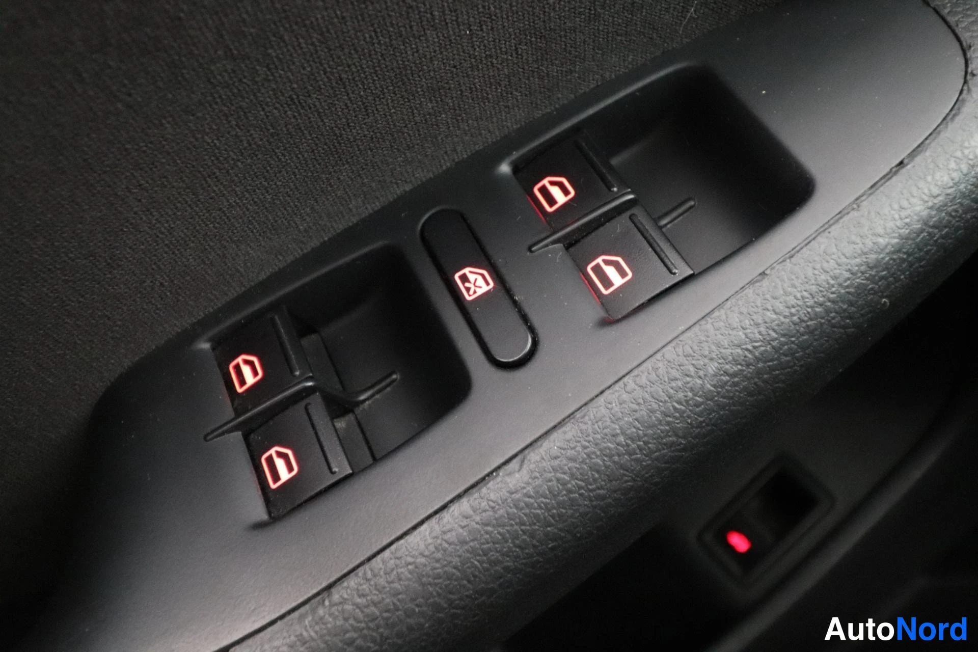 Valkoinen Volkswagen Jetta 2011, yksityiskohta, kuva 22