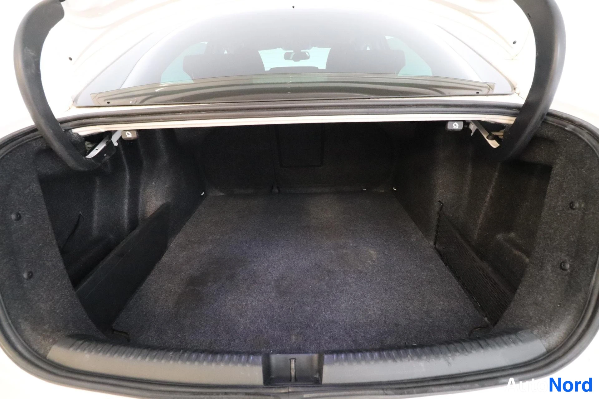 Valkoinen Volkswagen Jetta 2011, tavaratila, kuva 13